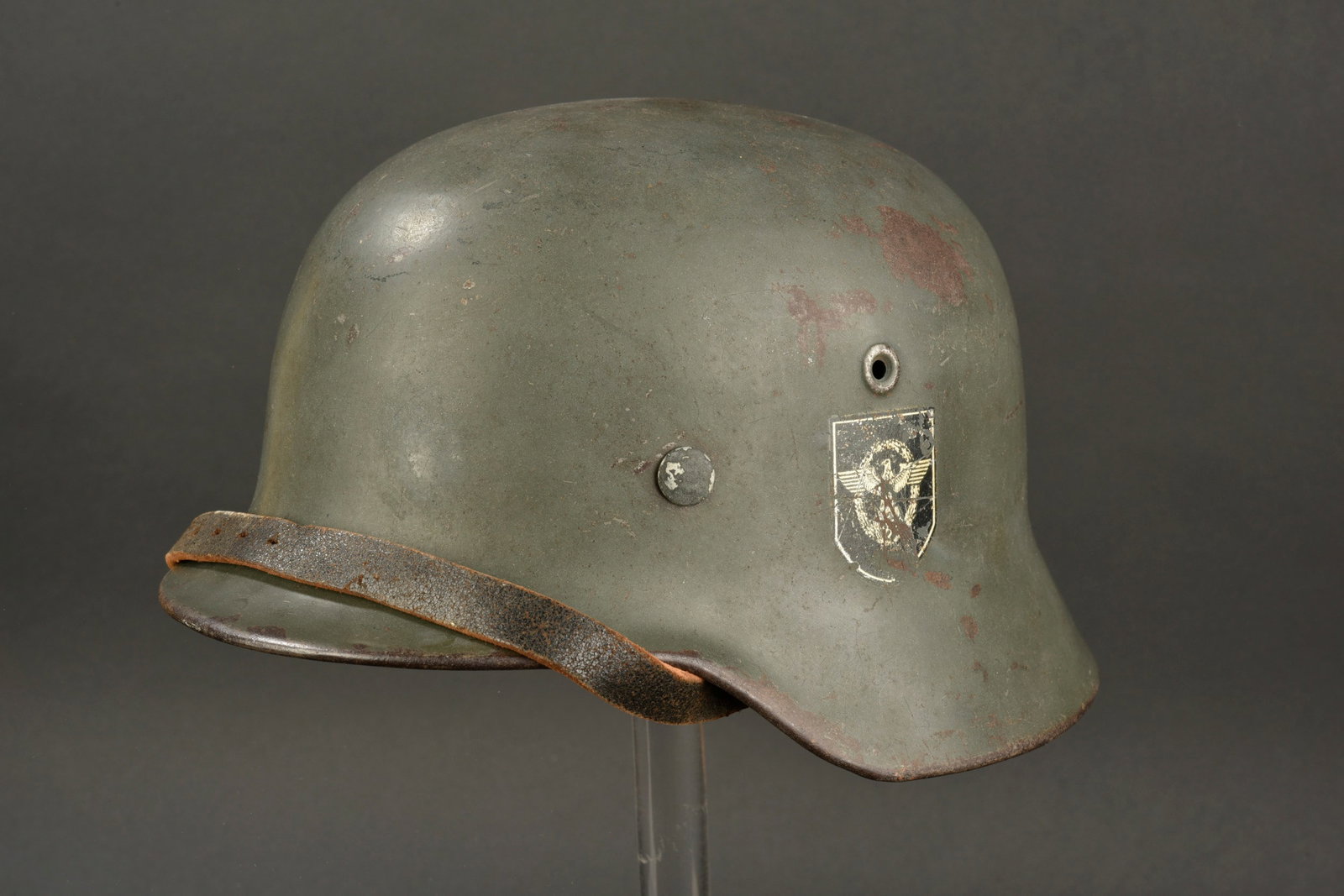 Casque Polizei. Police helmet.: Casque Polizei. Coque de casque M-40. Fabrication SE 64, num ero de lot 7597. Peinture a 80%. Insigne Polizei a 70%. Insigne national a 30%. Coiffe en cuir compl ete. La couture arri ere est d efaite.