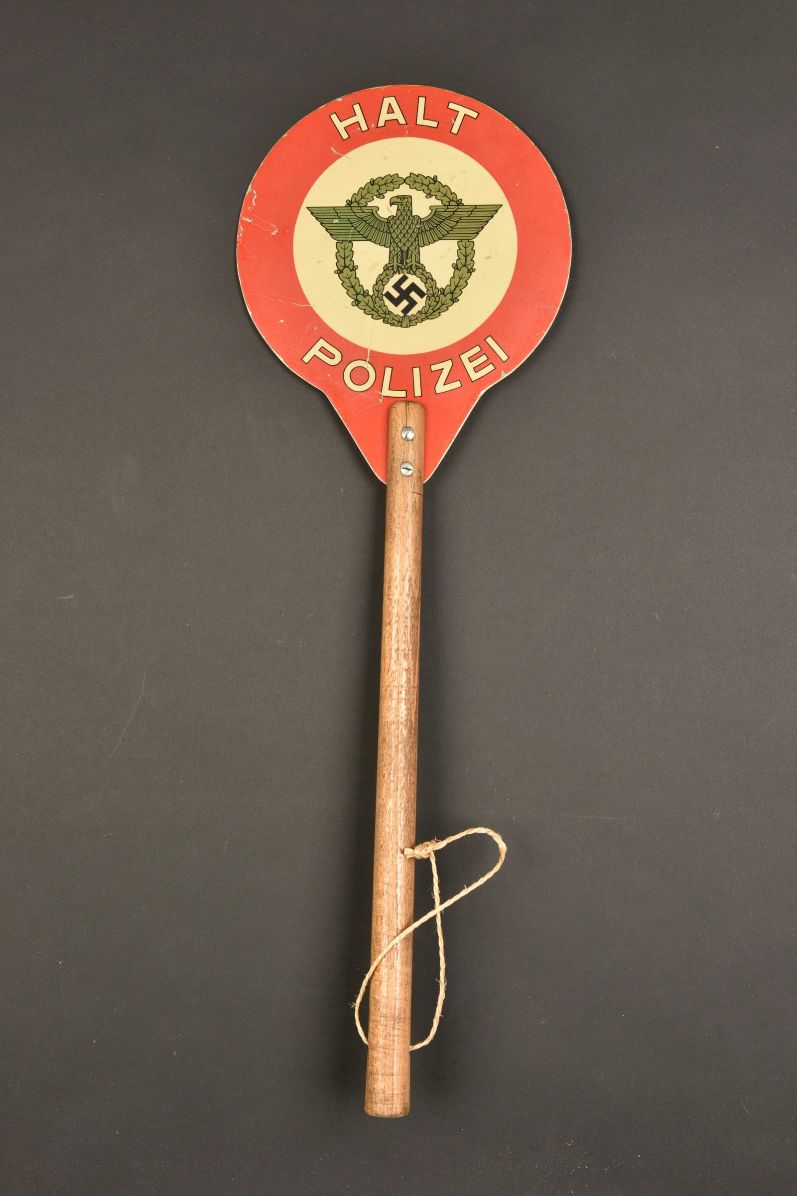 Raquette Polizei. Police racket.: Raquette Polizei. Manche en bois. Cordelette post erieure. Partie m etallique disposant de l insigne Polizei ainsi que le marquage Halt Polizei. Biface. A noter une certaine usure et patine de la pi e