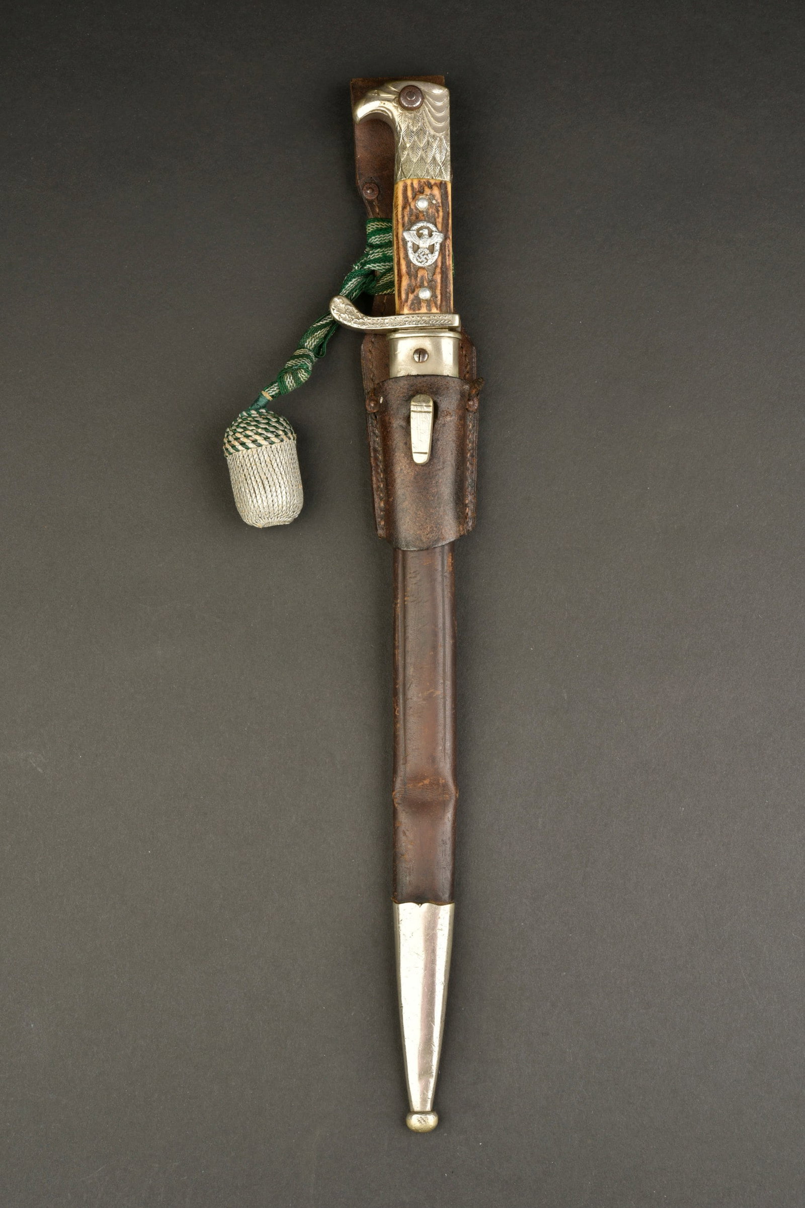 Baionnette Polizei. Polizei bayonet.: Baionnette Polizei. Beau pommeau a t ete d aigle finement cisel e. Bouton poussoir fonctionnel. Plaquette en imitation corne, maintenues par deux rivets. Bel insigne de la Polizei mont e d origine. Ga