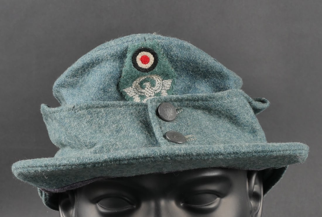 Caquette M-43 Polizei. Police M-43 cap.: Casquette M-43 Polizei. En drap gris/vert. Visi ere en tr es bon etat. Insignes Polizei, brod es, cousus main. Deux boutons grenel es fermant les rabats. Int erieur doubl e en tissu gris/bleu. Tampon 