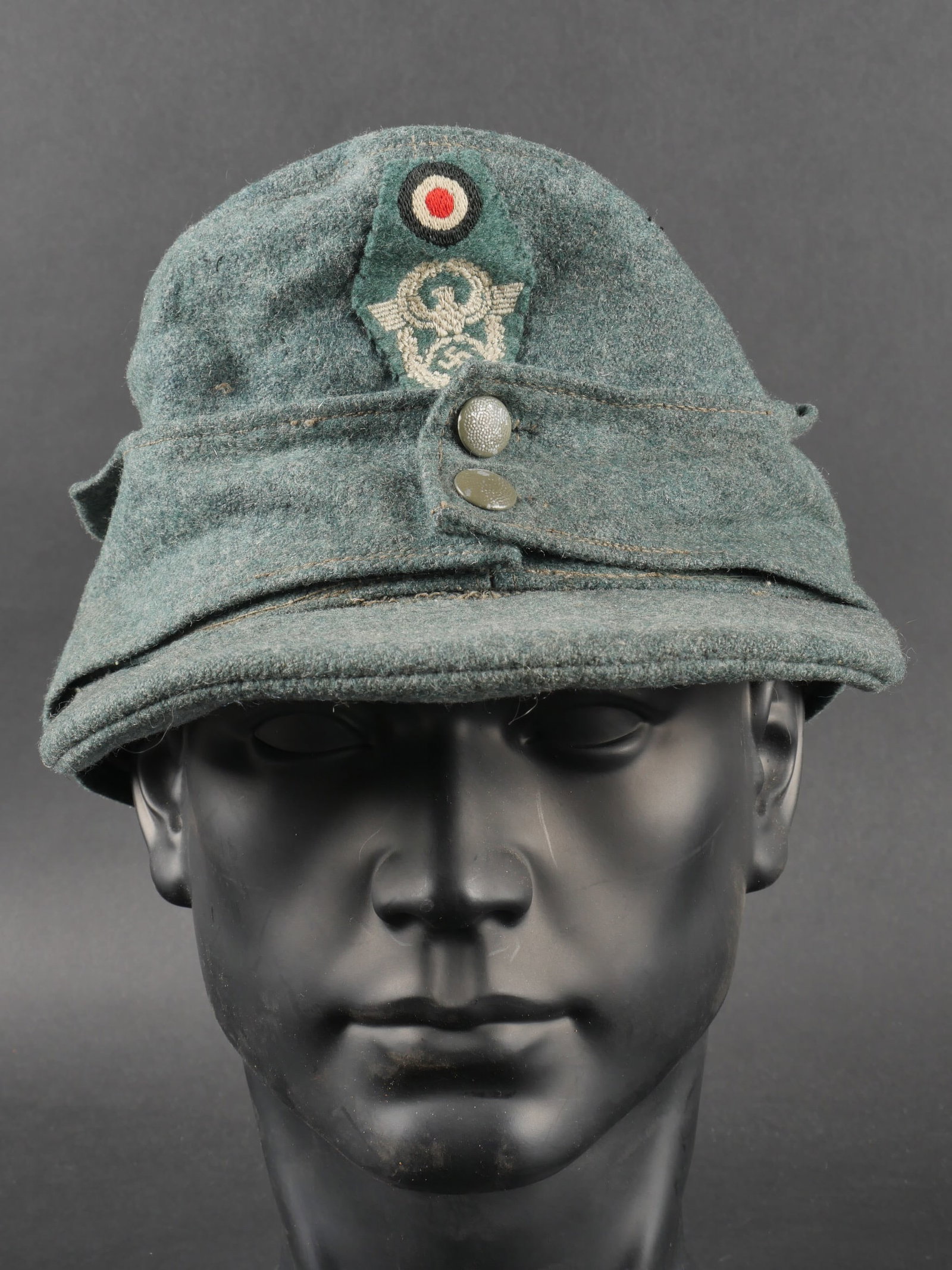 Caquette M-43 Polizei. Police M-43 cap.: Casquette M-43 Polizei. En drap gris/vert. Visi ere fortement abim ee et probablement recousue. Insignes Polizei, brod es, cousus main. Deux boutons grenel es fermant les rabats. Int erieur doubl e en
