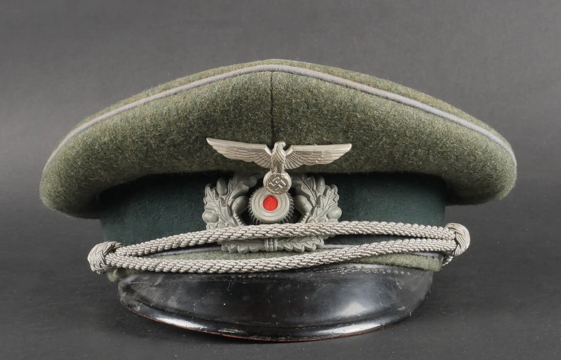 Casquette Propaganda Kompanie. Propaganda cap.: Casquette d officier Propaganda Kompanie. En drap Feldgrau. Triple liser e gris des Propaganda Kompanie. Insignes m etalliques. Les insignes n ont pas et e d emont es afin de v erifier les attaches. B