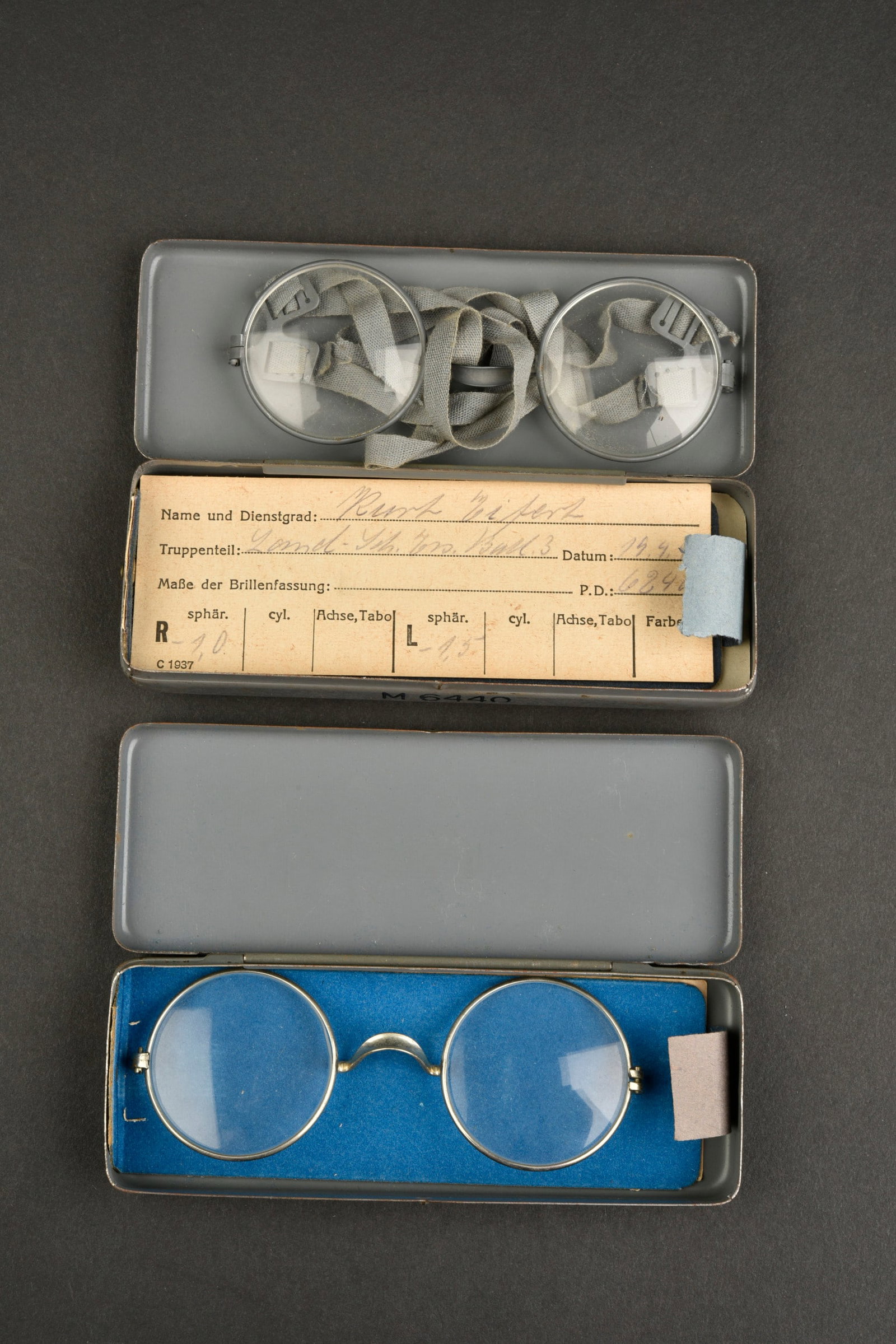 Lunettes allemande. German glasses.: Lunettes allemande. Comprenant une boite compl ete, marqu ee Masken Brille, les lunettes sont compl etes, fiche nominative Kurt Tifert Land Ers Batl 3, dat ee 1943. Une boite en m etal, couvercle marq