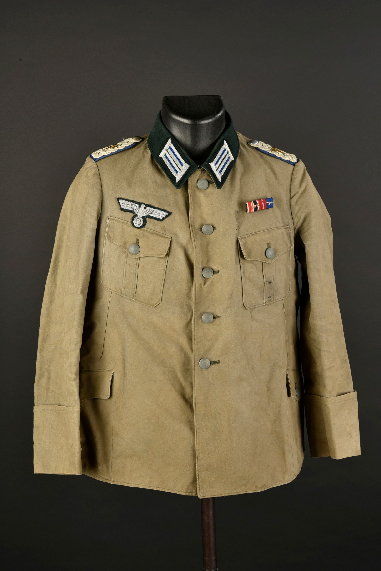 Vareuse officier m edecin. German doctor jacket.: Vareuse d officier m edecin. En tissu Feldgrau. Tous les boutons sont pr esents. Col couleur vert canard. Pattes d epaule de Major des services de sant e. Pattes de col d officier m edecin. Aigle de p
