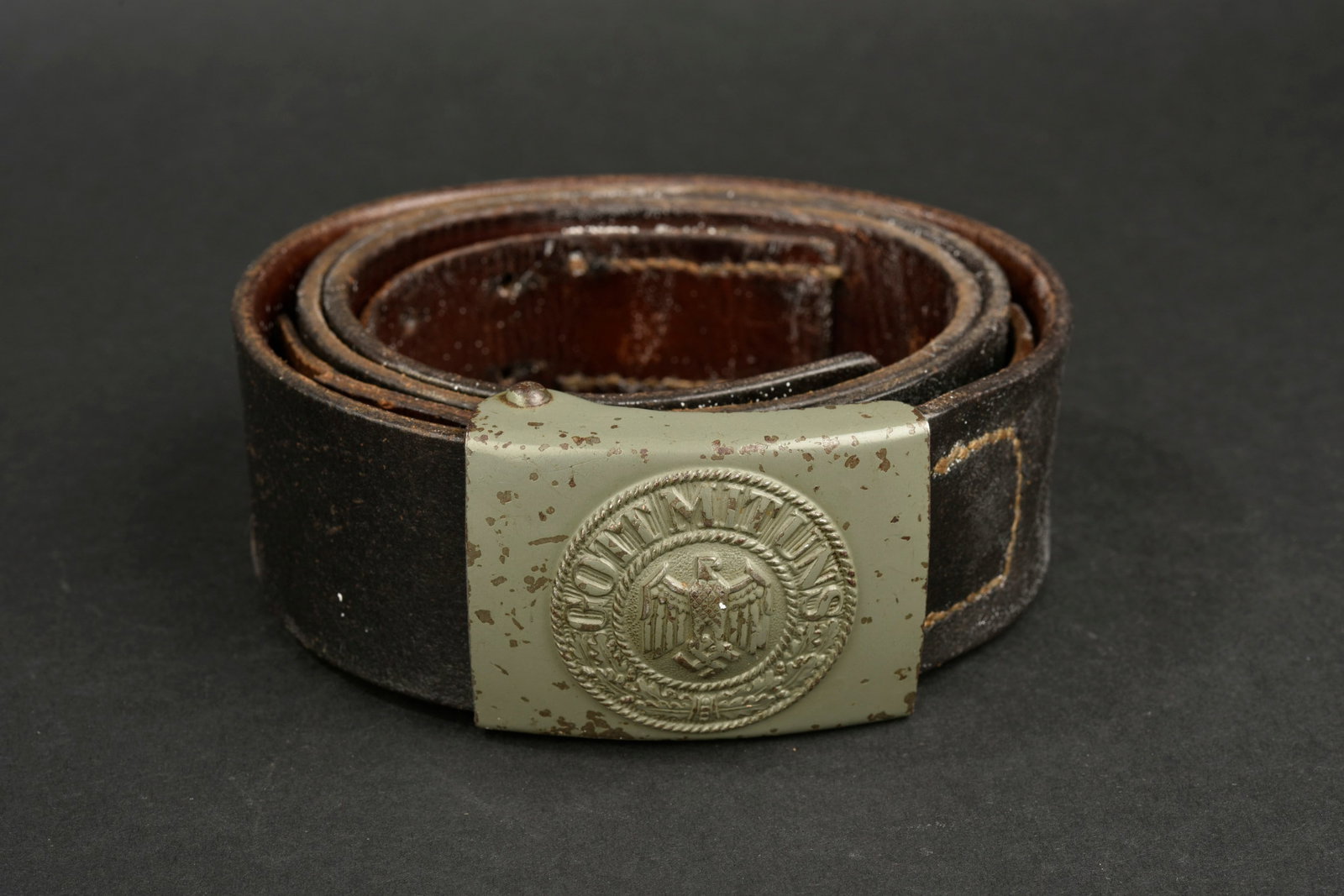 Ceinturon allemand. German belt.: Ceinturon allemand. Ceinturon en cuir noir, pr esentant quelques traces de moisissures. Bouclerie en m etal. Marquages partiellement illisibles, dat es 1941. Taille 100. Boucle de ceinturon en m etal,