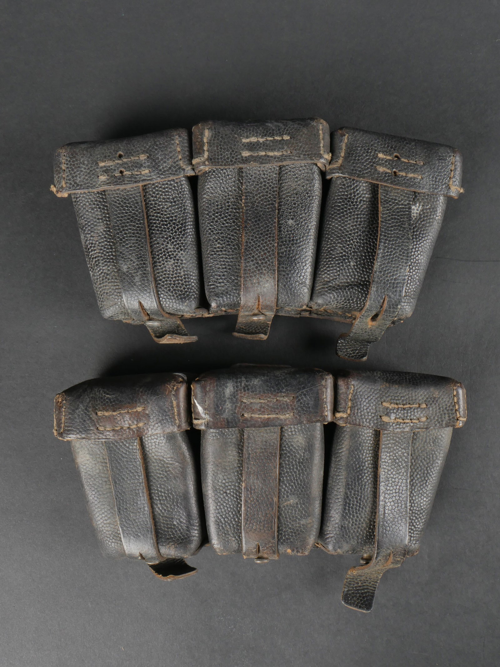 Cartouchi eres Mauser 98K. German 98K pouches.: Cartouchi eres Mauser 98K. Paire non homog ene. En cuir noir grenel e. Tous les passants sont pr esents. Les marques sont illisibles. A noter une certaine usure et patine de la pi ece. Etat II+. Mause
