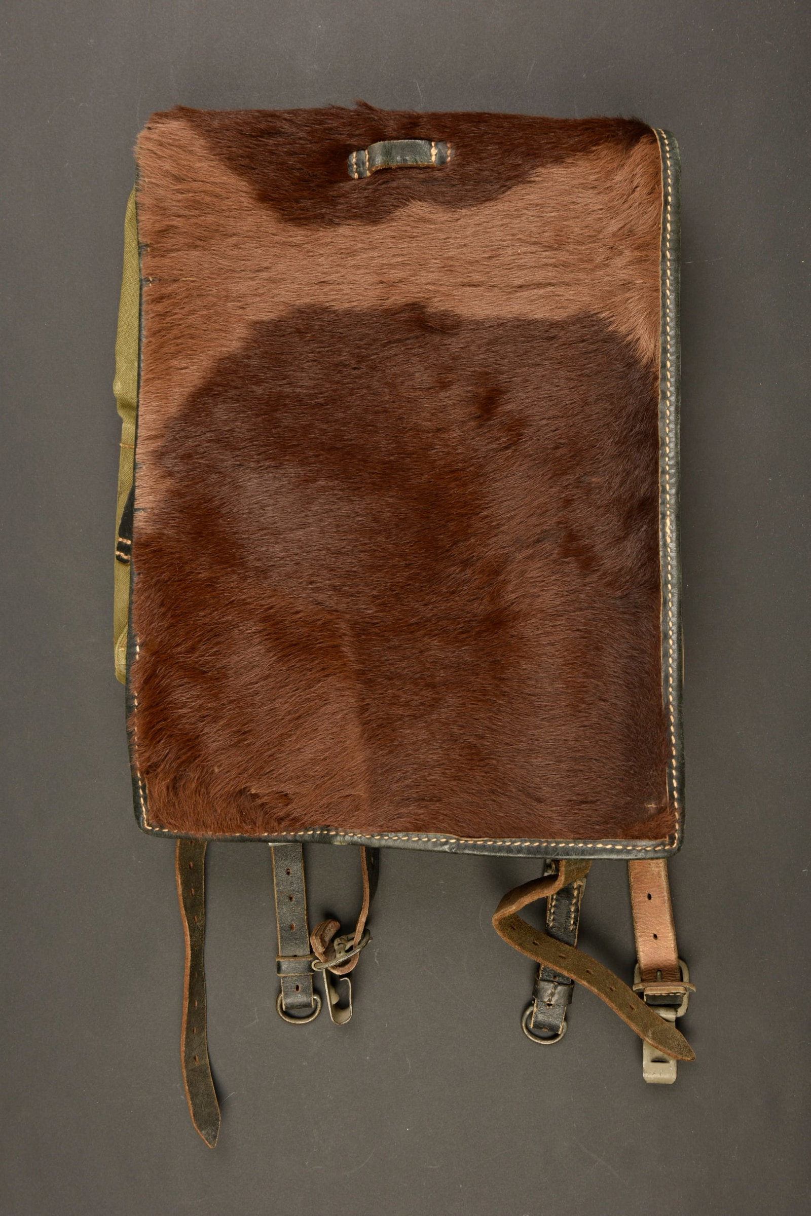 Sac a dos poils de vache. German Cowhair backpack.: Sac a dos poils de vache. Rabat doubl e de poils de vache bicolore, marron/beige. Toutes les sangle sont pr esentes. Marquages illisibles au dos des bretelles. Tous les compartiments interne sont pr e