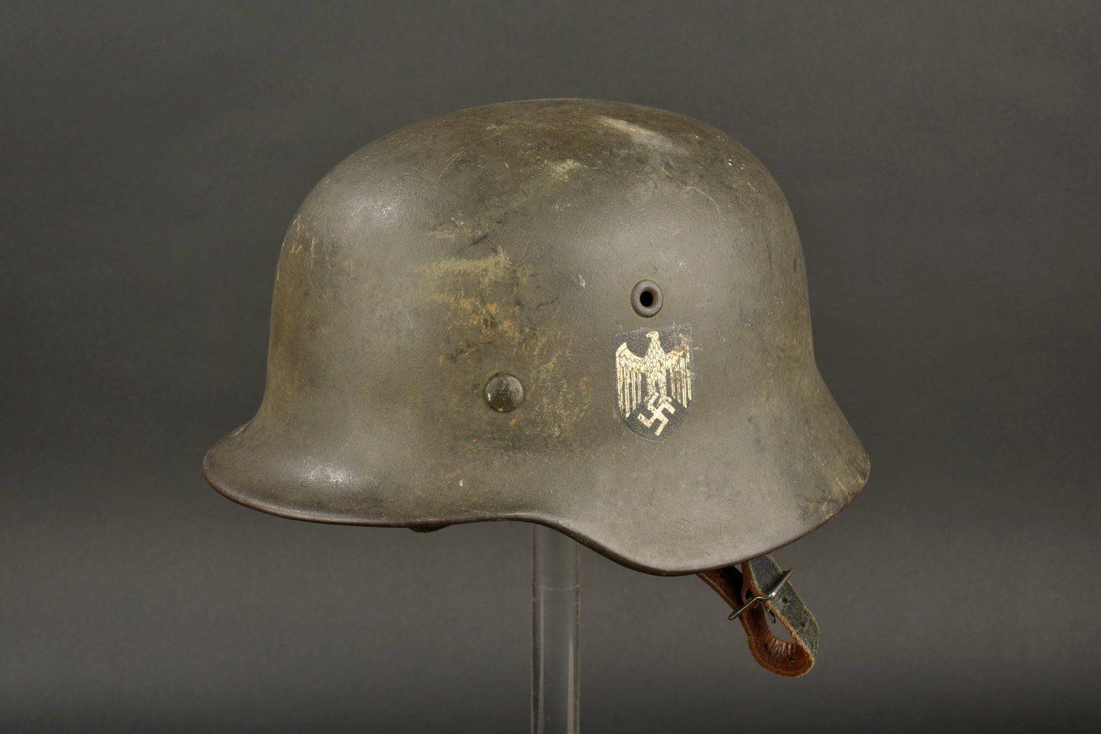 Casque allemand. German helmet.: Casque allemand. Coque de casque M-40. Fabrication NS-66. Num ero DN 56. Peinture Feldgrau granuleuse a 80%. Insigne de la Heer a 80%. Coiffe en cuir compl ete. Taille 58. Le cordon de serrage est pr 