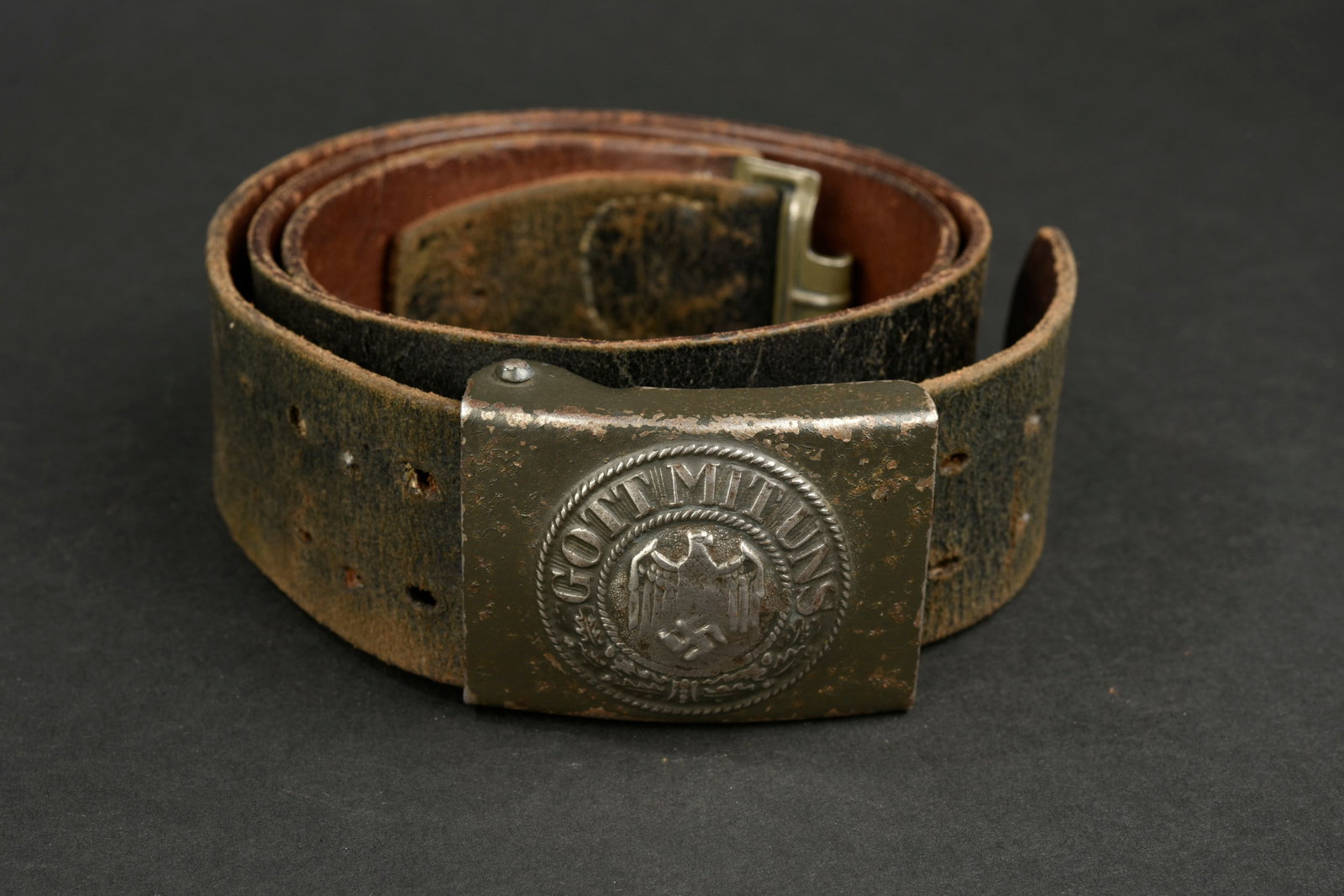 Ceinturon allemand. German belt.: Ceinturon allemand. En cuir noir, mod ele sans patte de r eglage. Bouclerie en m etal, num ero RBNr est illisible. Taille 105. Boucle de ceinturon en m etal, partiellement d enazifi ee, peinture Feldg