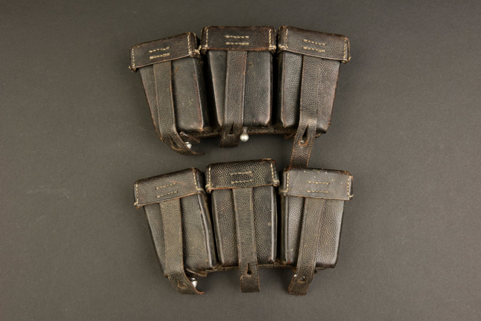 Cartouchi eres Mauser. German 98K pouches.: Cartouchi ere de Mauser 98K. Paire non homog ene en cuir grenel e noir. Toutes les sangles sont pr esentes, ainsi que les passants et les anneaux de suspension. Les marquages sont illisibles. A noter 