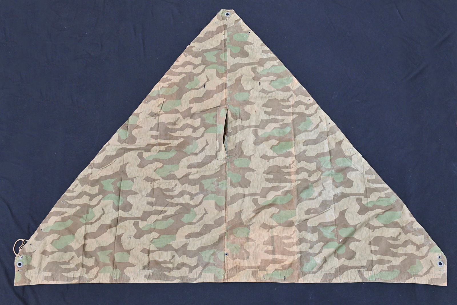 Toile de tente allemande. German tent canvas.: Toile de tente allemande. En tissu camoufl e eclat. La majorit e des boutons sont pr esents, ainsi que quelques cordelettes. A noter une certaine usure et patine de la pi ece, ainsi que quelques tache