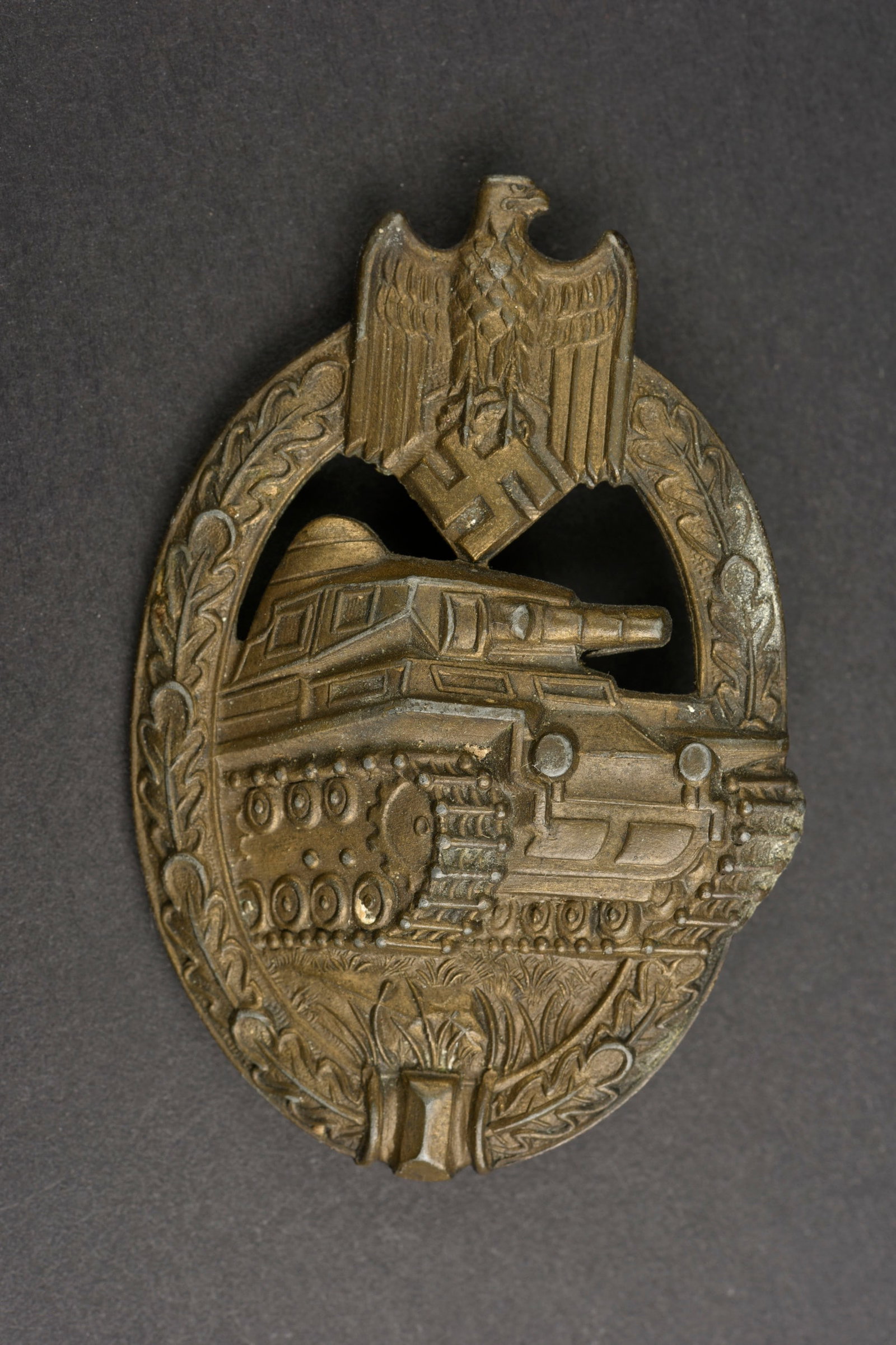 Panzerkampfabzeichen.: Panzerkampfabzeichen. Fabrication en creux et bomb ee. En m etal, couleur bronze a 70%. Attache compl ete. Fabrication SA. L authenticit e de la pi ece n est pas garantie. A noter une certaine usure e