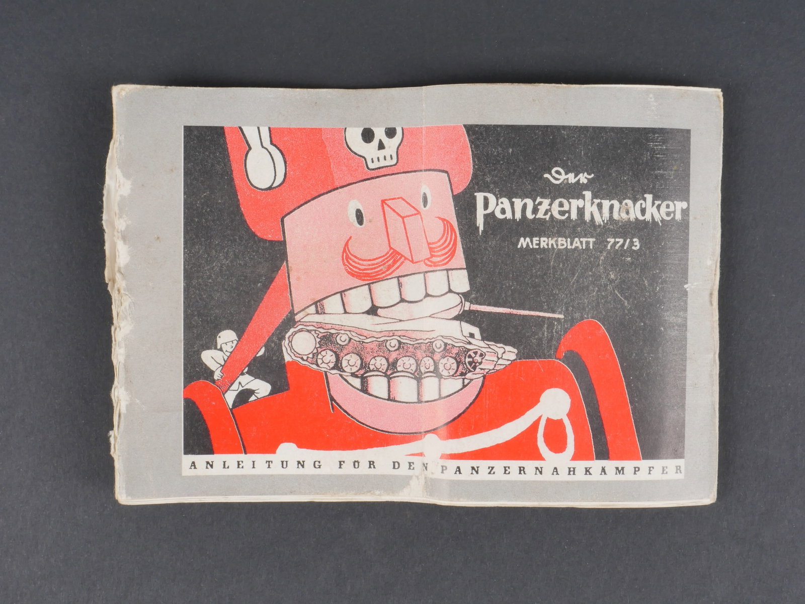 Panzerknacker.: Panzerknacker. Livret en papier, marqu e Panzerknacker Merkblatt 77/3 Anleitung fur den Panzerkampfer. Dat e 1944. A noter une certaine usure et patine de la pi ece, ainsi qu une pliure centrale. Rare