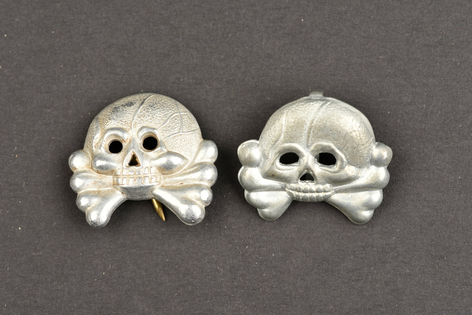 T etes de mort Panzer. German panzer skull.: T etes de mort Panzer. Deux mod eles diff erents de t etes de mort en aluminium. Les attaches sont pr esentes. A noter une certaine usure et patine des pi eces. Etat II+. Panzer skulls. Two different 