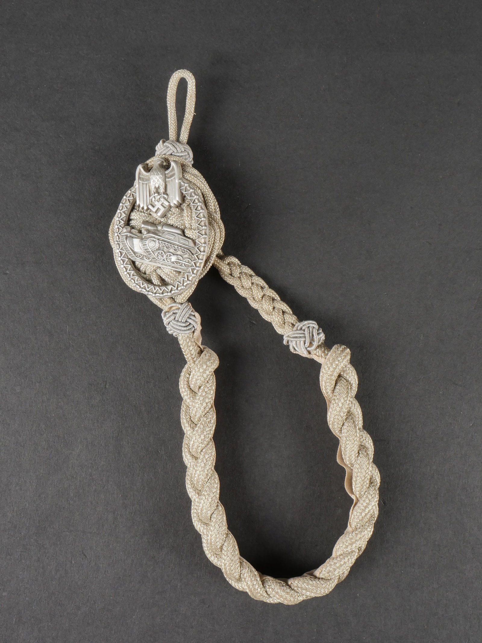 Cordon de tireur. German shooter cord.: Cordon de tireur Panzer. En fil d aluminium, et tressage argent. Les attaches sont compl etes. Insigne en m etal couleur argent. Tresse doubl e d une satinette grise. A noter une certaine usure et pat