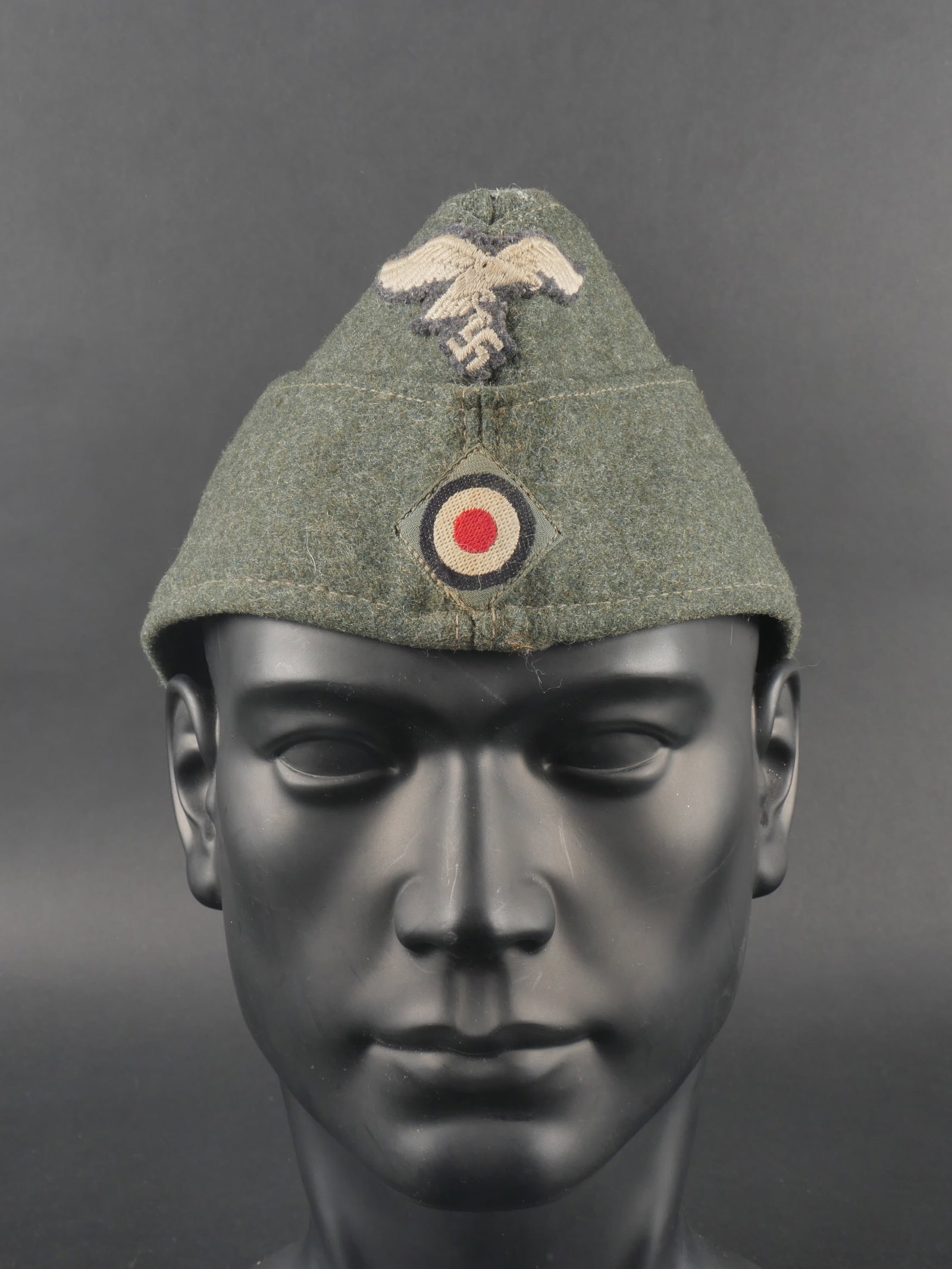 Calot administration LW. Luftwaffe administration cap.: Calot de l administration de la Luftwaffe. En drap vert. Aigle tiss e remont e. Cocarde Bevo cousue machine. Int erieur doubl e en tissu gris. Marquages au tampon Mutzenfabrik Hert, taille 56. Marquag