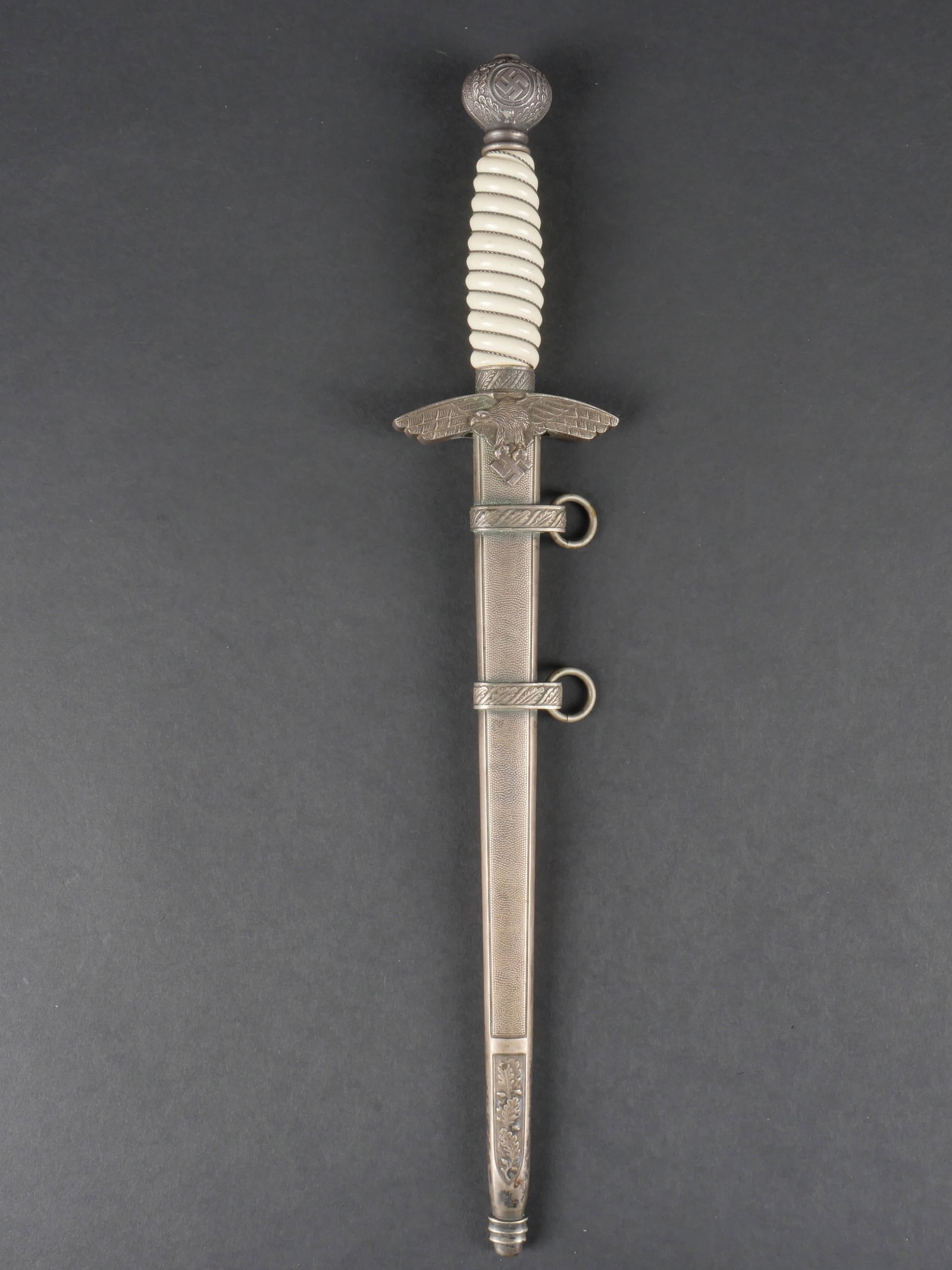 Dague d officier LW. Luftwaffe officer dagger.: Dague d officier de la Luftwaffe. Pommeau en m etal, les insignes nationaux ont perdus leur couleur or. Poign ee de couleur blanche. Filigrane complet. Garde repr esentant un aigle de la Luftwaffe. Fo