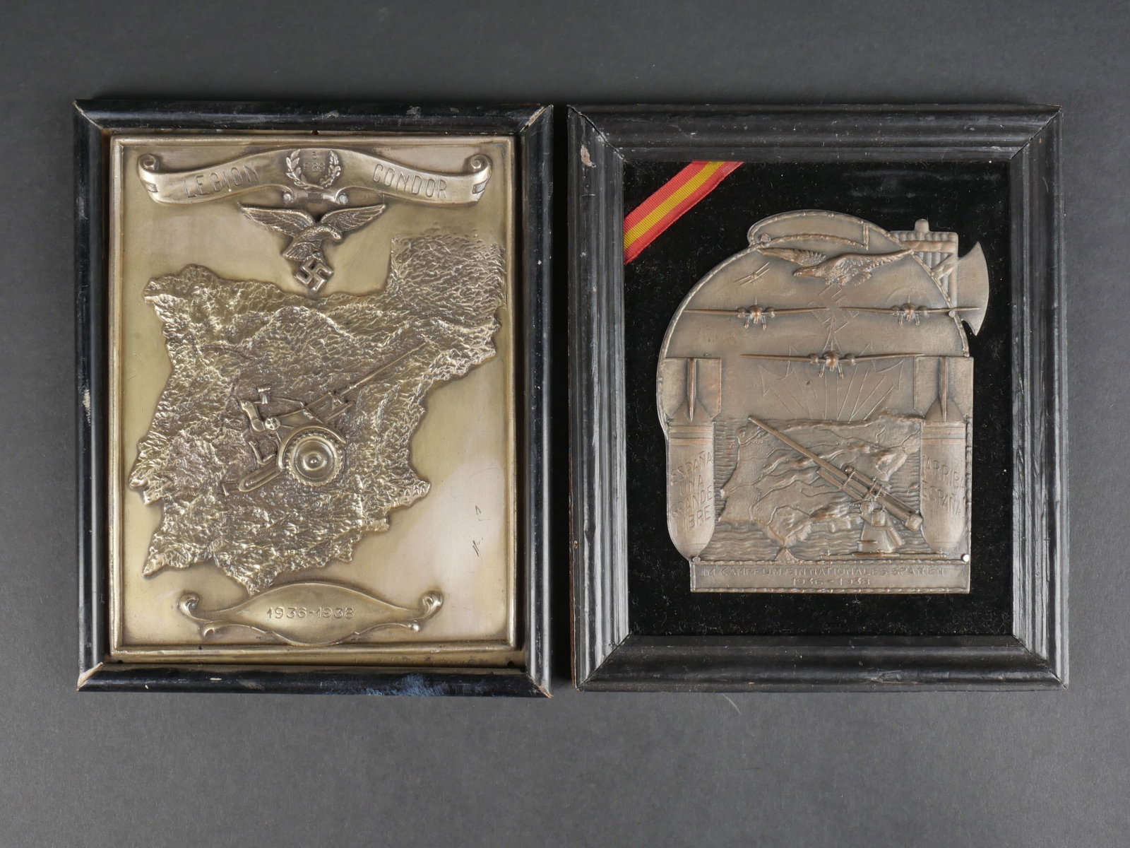 Plaquettes de la L egion Condor. Legion Condor plates.: Plaquettes de la L egion Condor. Comprenant une plaquette en m etal embouti, tr es beau d ecors avec aigle de la Luftwaffe, bandeau marqu e L egion Condor 5 F 88 1936-1938. Fabrication Otto B Lobig Ca