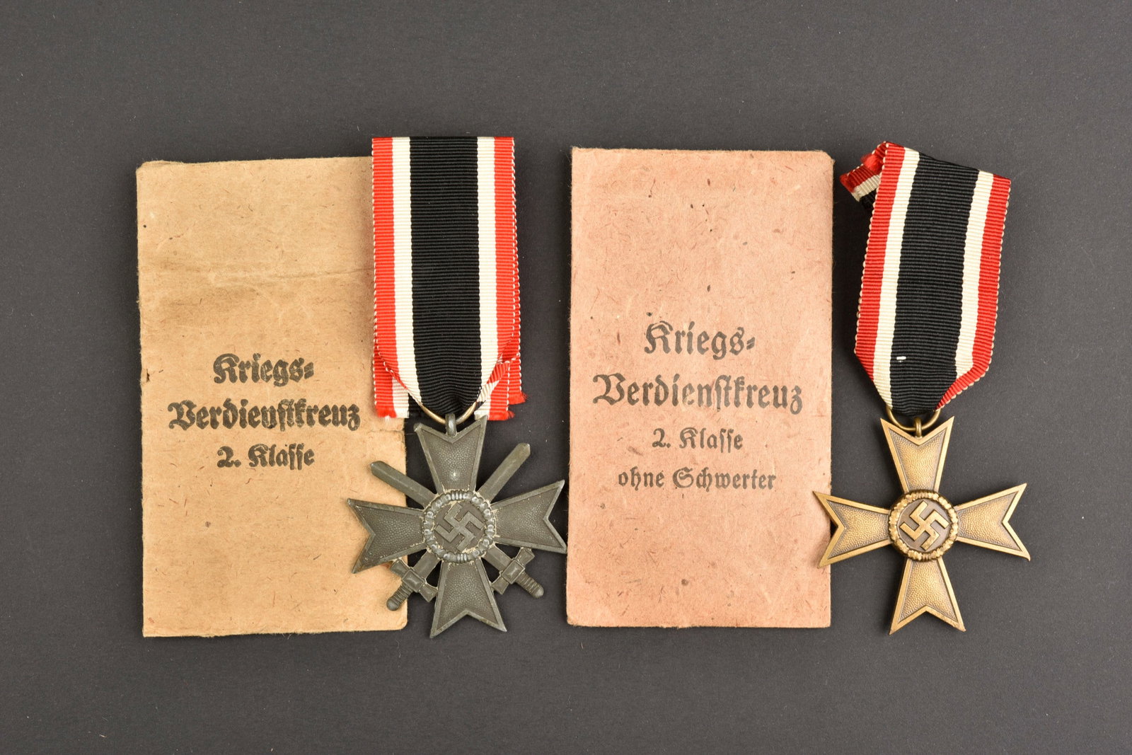 Kriegsverdienstkreuz.: Kriegsverdienstkreuz. Comprenant un Kriegsverdienstkreuz, mod ele de seconde classe sans glaive, avec ruban, enveloppe en papier cartonn e, marqu ee Kriegs Verdienstkreuz 2 Klass ohne Schwerter, fabri