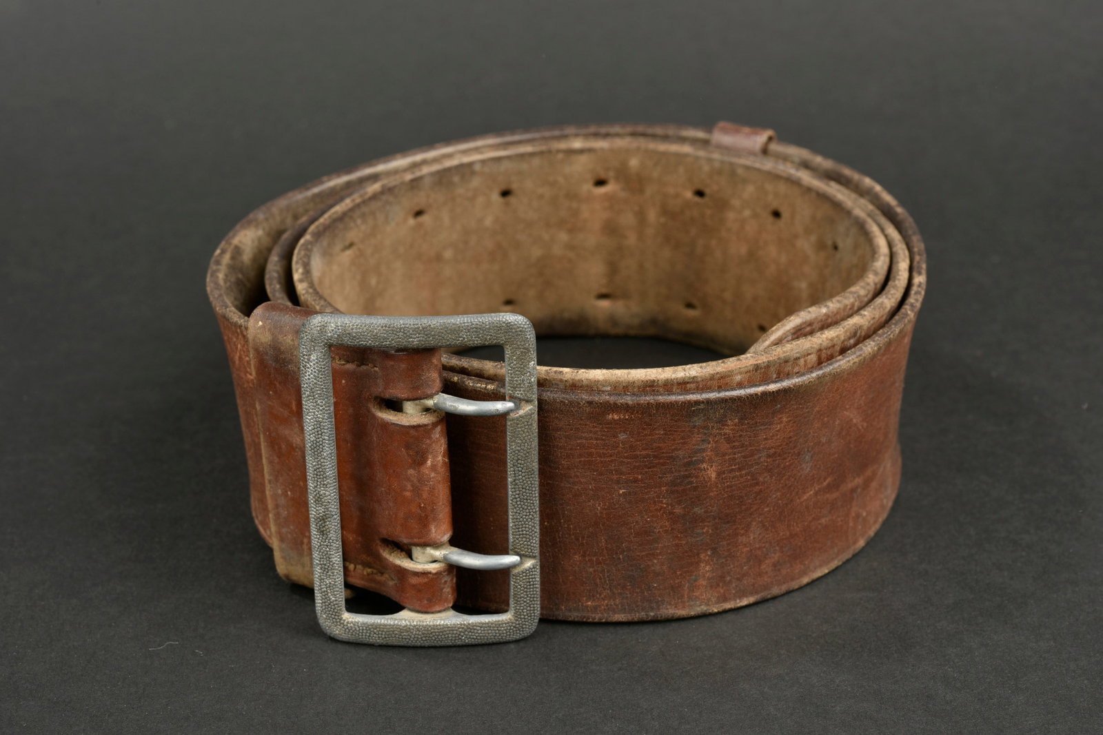Ceinturon d officier LW. Luftwaffe officer belt.: Ceinturon d officier de la Luftwaffe. En cuir marron. Boucle a deux ardillons en m etal grenel e. Les passants sont pr esents. Sans marquages visibles. A noter une certaine usure et patine de la pi ec