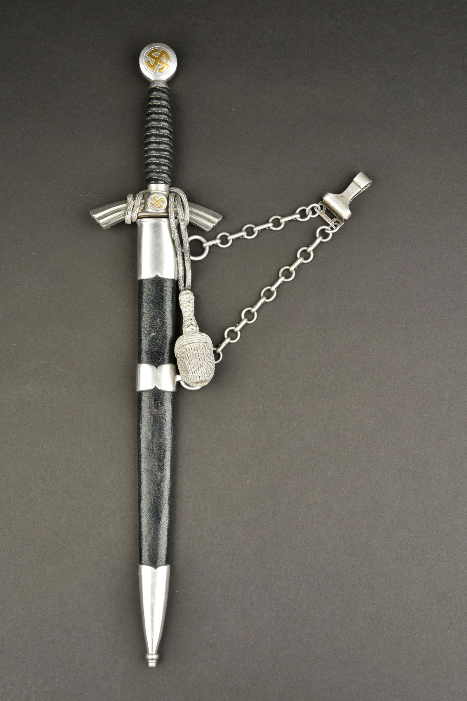 Dague d officier LW. Luftwaffe officer dagger.: Dague d officier de la Luftwaffe. Mod ele 1935, fabrication dite l eg eres. Les garnitures sont en tr es bel etat. Les insignes nationaux disposent toujours de leur couleur or. Poign ee recouverte de