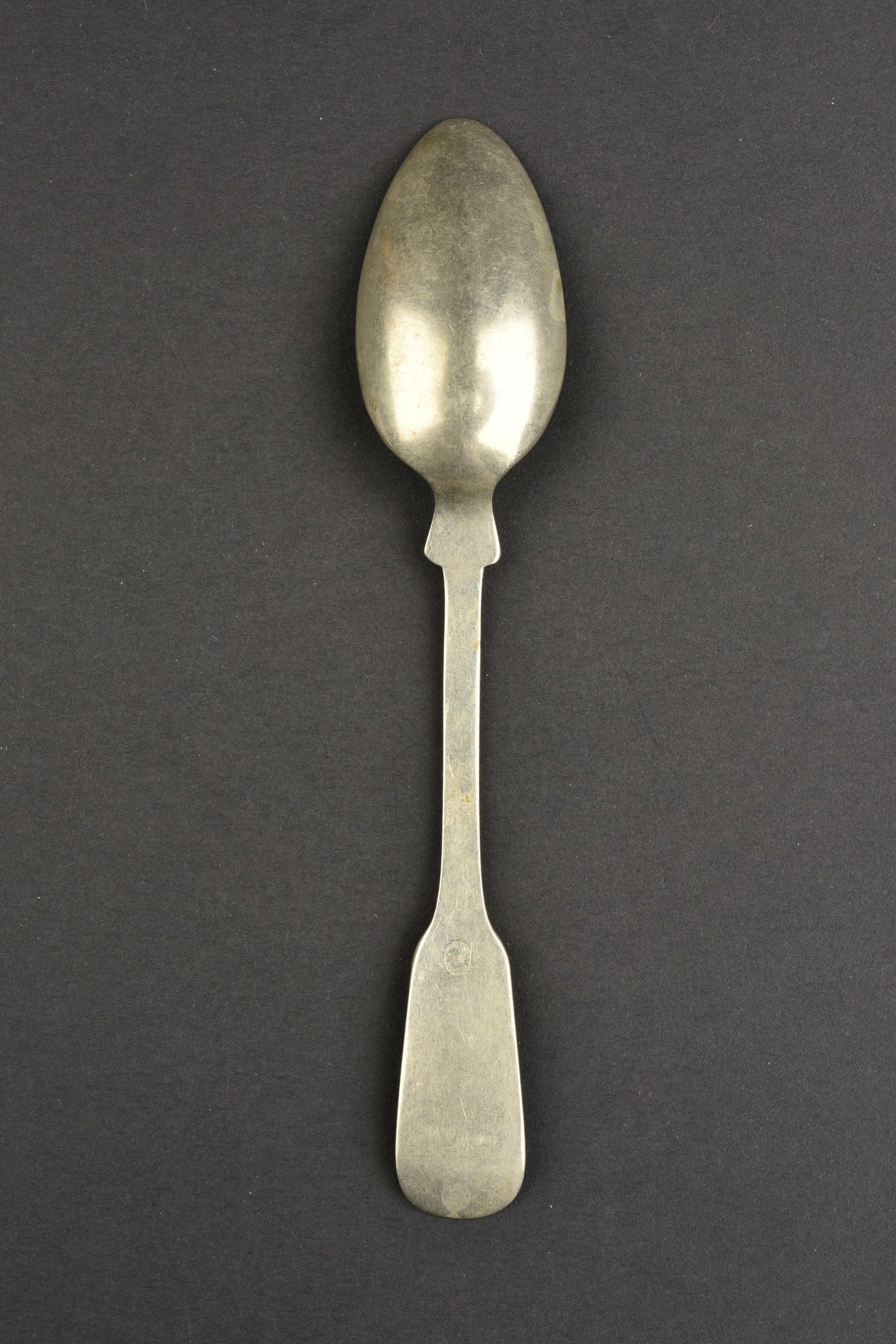 Petite cuill ere LW. Luftwaffe small spoon.: Petite cuill ere Luftwaffe. En m etal, bel aigle de la Luftwaffe du premier type. Fabrication en deux parties. Marquages SMF Walpaccas. A noter une certaine usure et patine de la pi ece. Etat II+. Sma