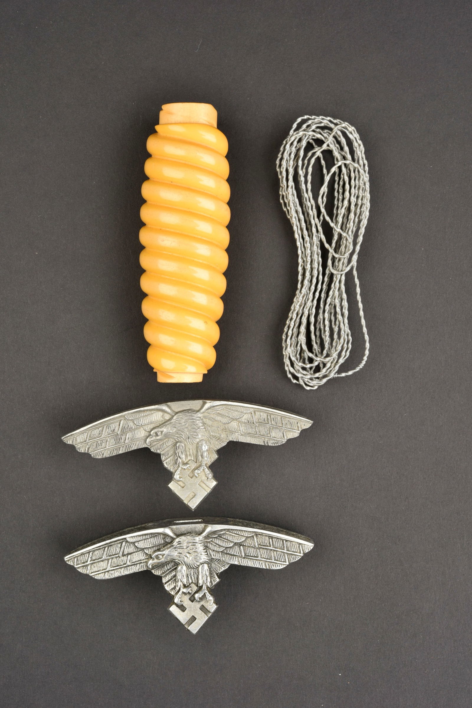 Pi ece d etach ee dague LW. Luftwaffe dagger accessories.: Pi eces d etach ees de dague d officier de la Luftwaffe. Comprenant une poign ee en celluloid jaune. Une bobine de filigrane. Deux gardes avec aigle de la Luftwaffe. A noter une certaine usure et pati
