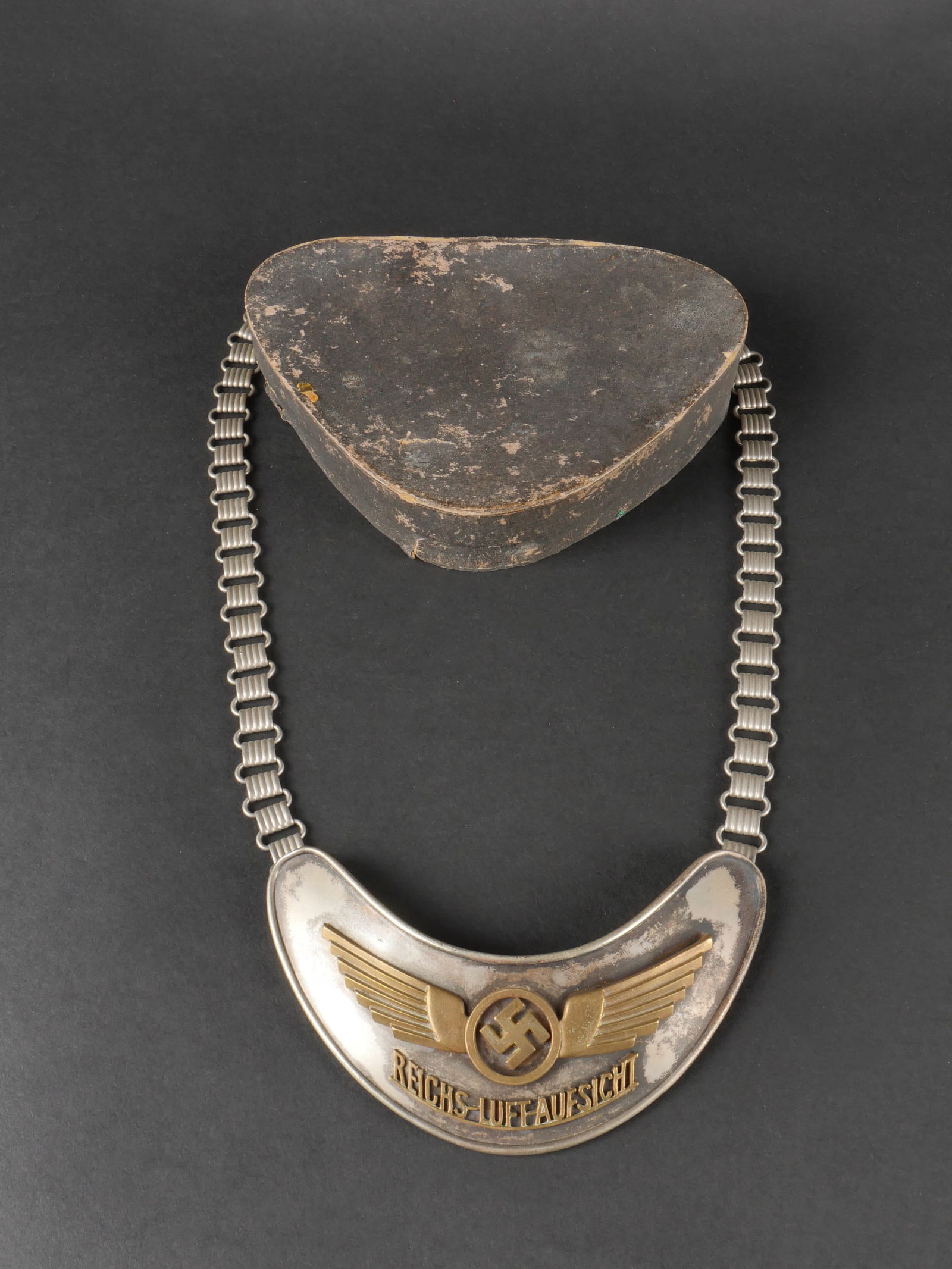 Hausse col Reichs Luft Aufsicht. Luftwaffe gorget.: Hausse col Reichs Luft Aufsicht. EN m etal, insignes rapport es couleur or. Chainette compl ete. Fabrication Assmann. Boite compl ete, mais tr es us ee avec des manques. La doublure arri ere est manqu