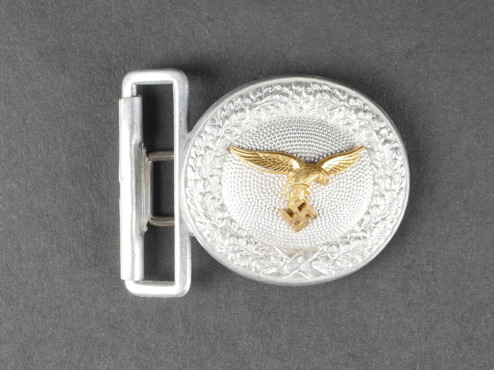 Boucle de ceinturon officier LW. Luftwaffe belt buckle.: Boucle de ceinturon d officier de la Luftwaffe. En aluminium. Aigle de la Luftwaffe du premier type rajout e et couleur or. Ardillon complet, Sans marquages visibles. A noter une certaine usure et pat