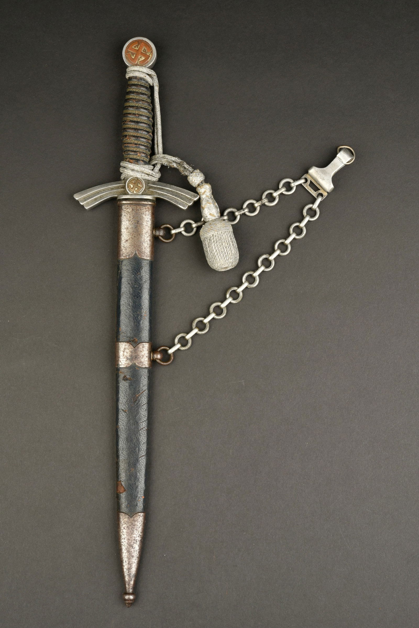 Dague d officier LW. Luftwaffe officer dagger.: Dague d officier de la Luftwaffe. Garnitures en m etal, fortement oxyd e. Les dorures des insignes nationaux sont manquantes. Poign ee en marocain bleu, fortement abim e Filigrane complet. Dragonne ab