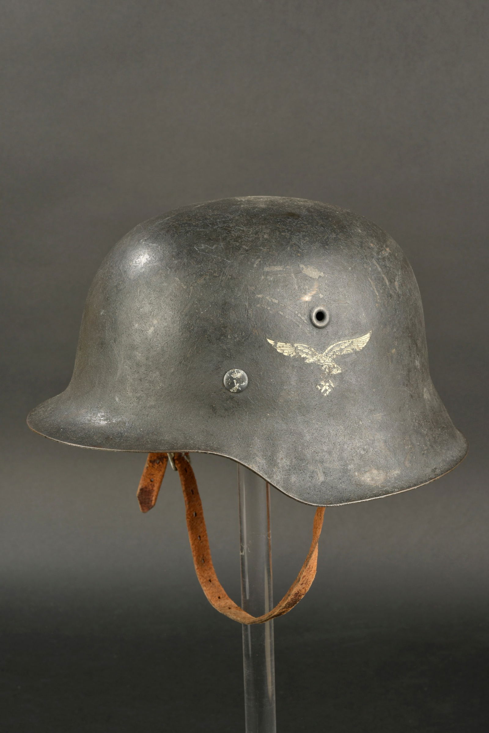 Casque Luftwaffe. Luftwaffe helmet.: Casque de la Luftwaffe. Coque de casque M-42. Fabrication ET64, num ero de lot 2027. Peinture Luftwaffe a 80%. Aigle de la Luftwaffe du second type a 70%. Coiffe en cuir compl ete, avec son cordon de