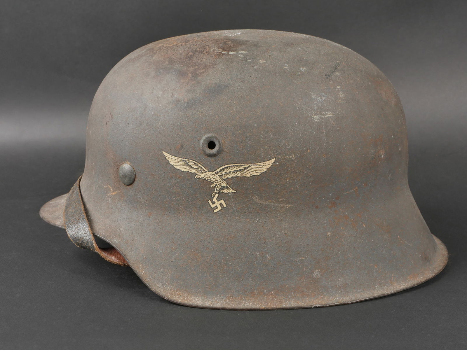 Casque Luftwaffe. Luftwaffe helmet.: Casque allemand. Coque de caque M-42, fabrication NS56. Num ero de lot 3876. Belle peinture gris/bleu textur ee a 85%. Bel aigle de la Luftwaffe du second type a 95%. Sur l autre cot e du casque a et