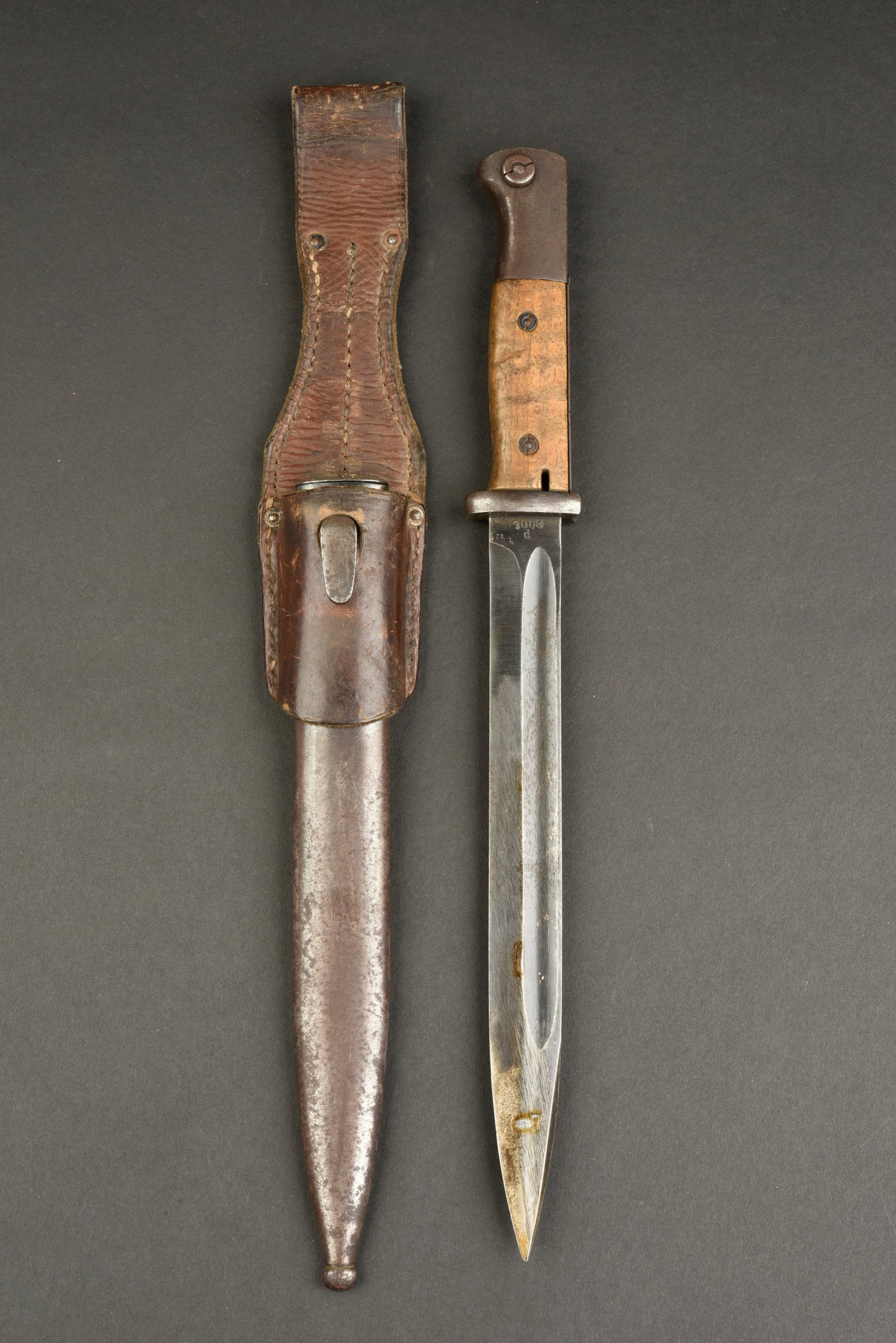Baionnette 98K. German 98K bayonet.: Baionnette de Mauser 98K. Garniture en m etal, en couleur d origine a 60%. Quelques traces d oxydation. Plaquettes en bois. Lame dans sa couleur d origine a 70%. Fabrication 43FZE, num ero 1008d. Four
