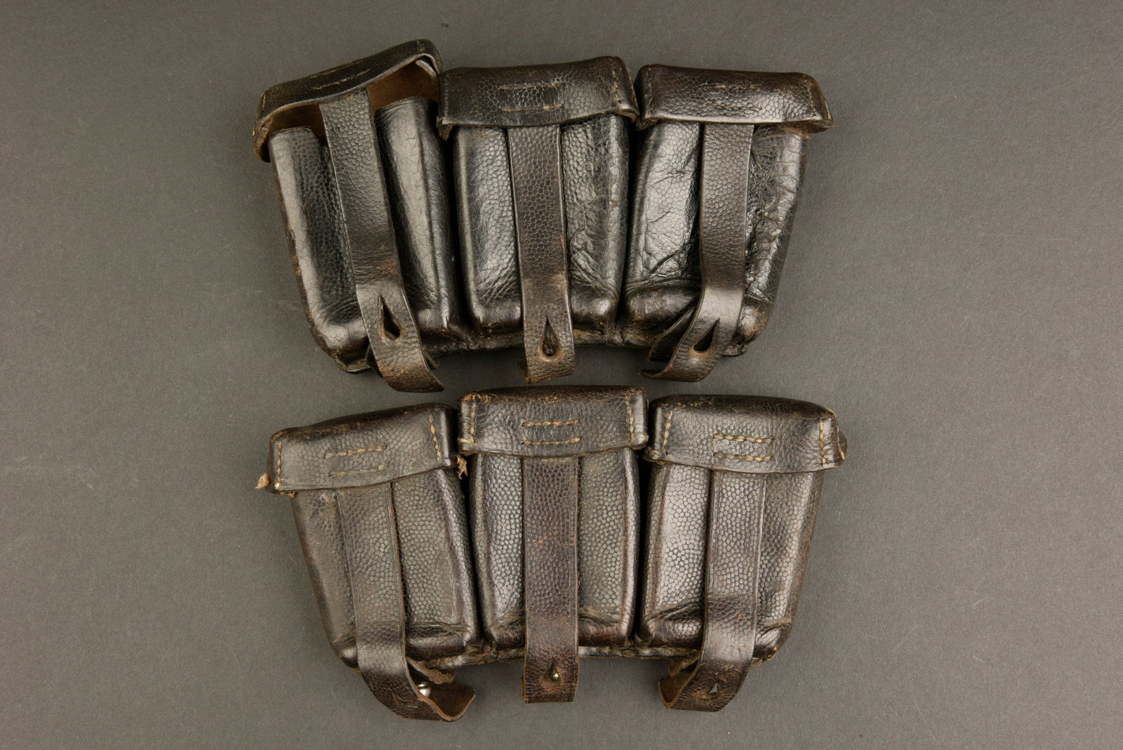 Cartouchieres Mauser. German 98K pouches.: Cartouchieres de Mauser 98K. En cuir grenele noir. Toutes les sangles sont presentes, ainsi que les passants au dos et les anneaux de suspensions. Marquages illisibles. A noter une certaine usure et p