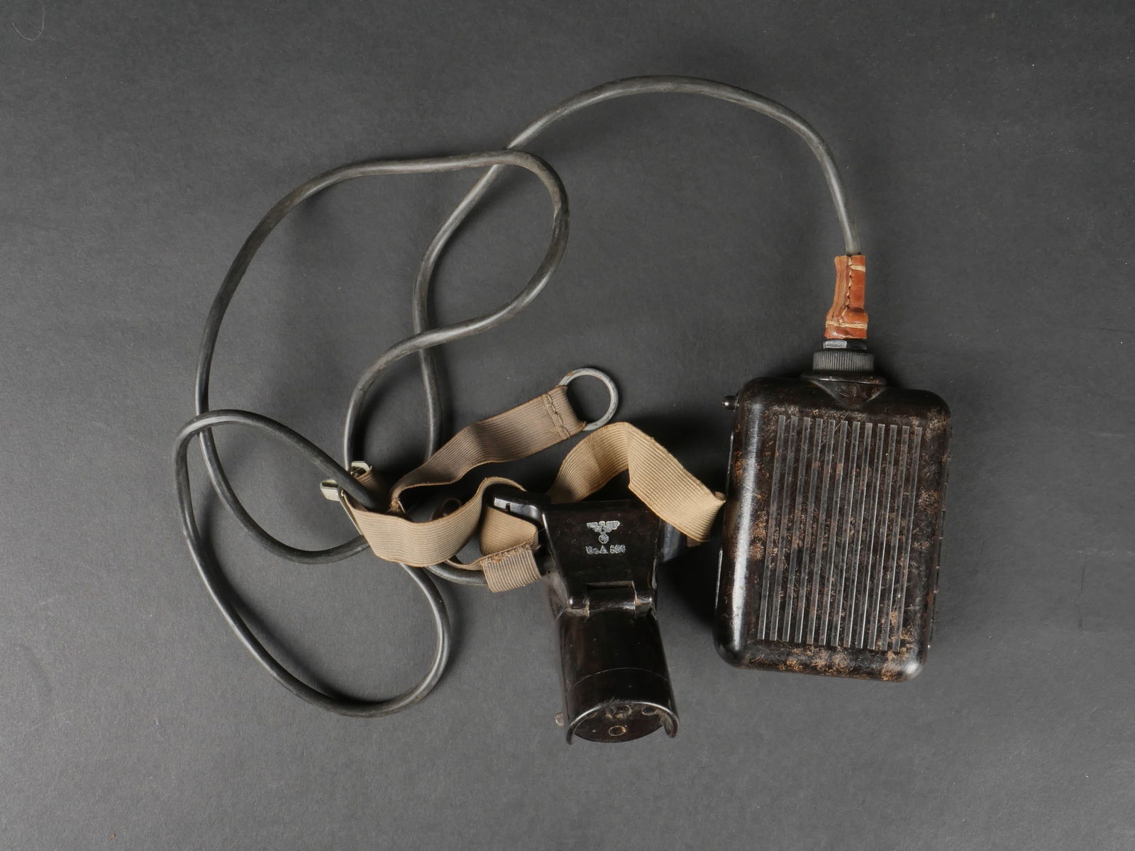 Lampe frontal allemande. German front lamp.: Lampe frontale allemande. En bakelite. Sangle de fixation au casque complete. Ampoule absente. Aigle Waa visible. Cable complet et relie a son boitier bakelite marron vide. A noter une certaine usure