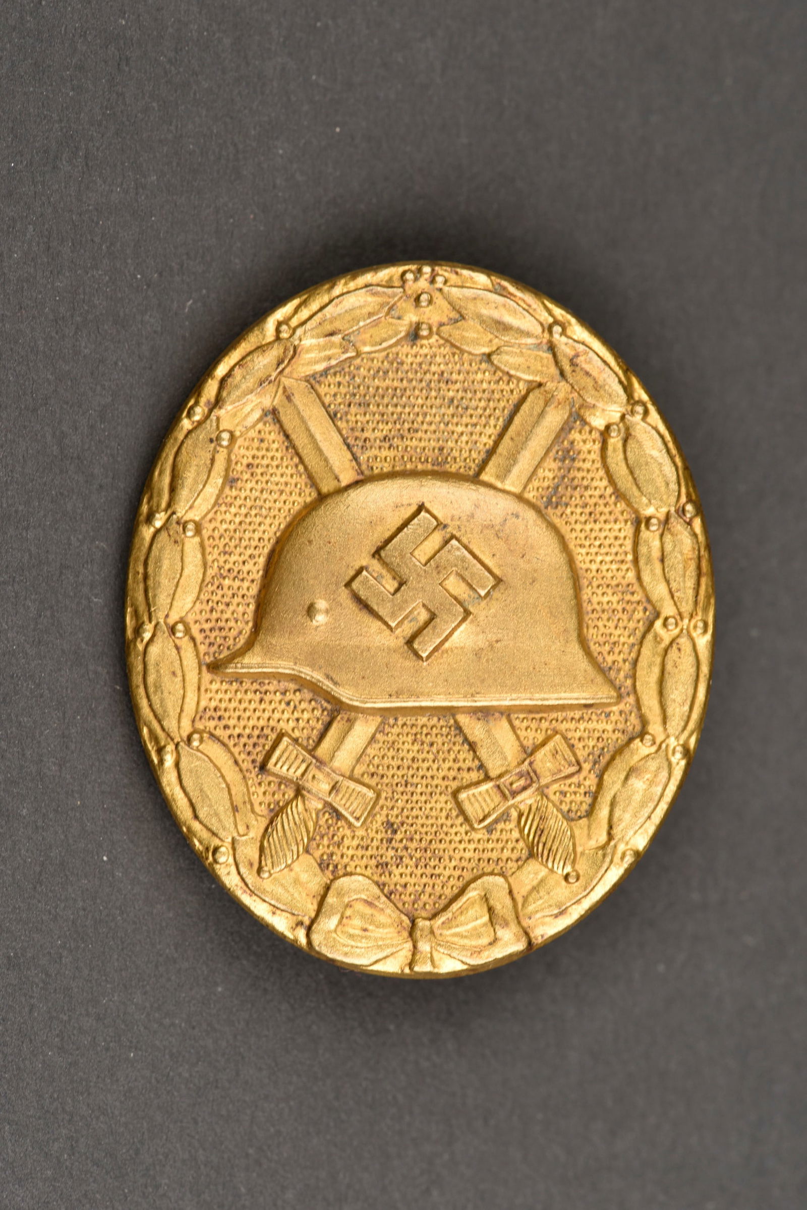 Badge des blesses or. German wounded badge.: Badge des blesses or. En metal. Couleur or a 80%. Attache complete. Fabrication L/14, correspondant au fabricant Friedrich Orth, Wien. A noter une certaine usure et patine de la piece. Etat II+. Gold