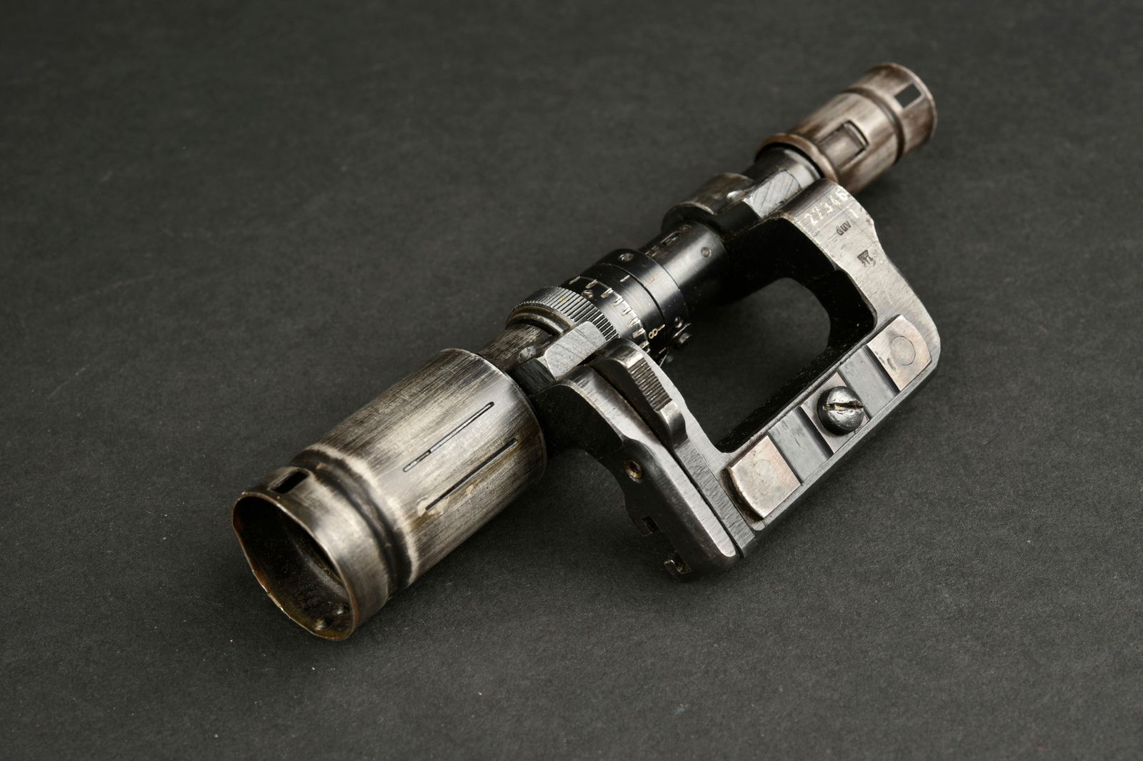 Lunette ZF 41. ZF 41 Scope.: Lunette ZF 41. En metal, avec son support. Bien marquee ZF 41, support marque 27346. Lunette fortement nettoyee. Optique floue. A noter une certaine usure et patine de la piece. Etat II+. ZF 41 bezel.