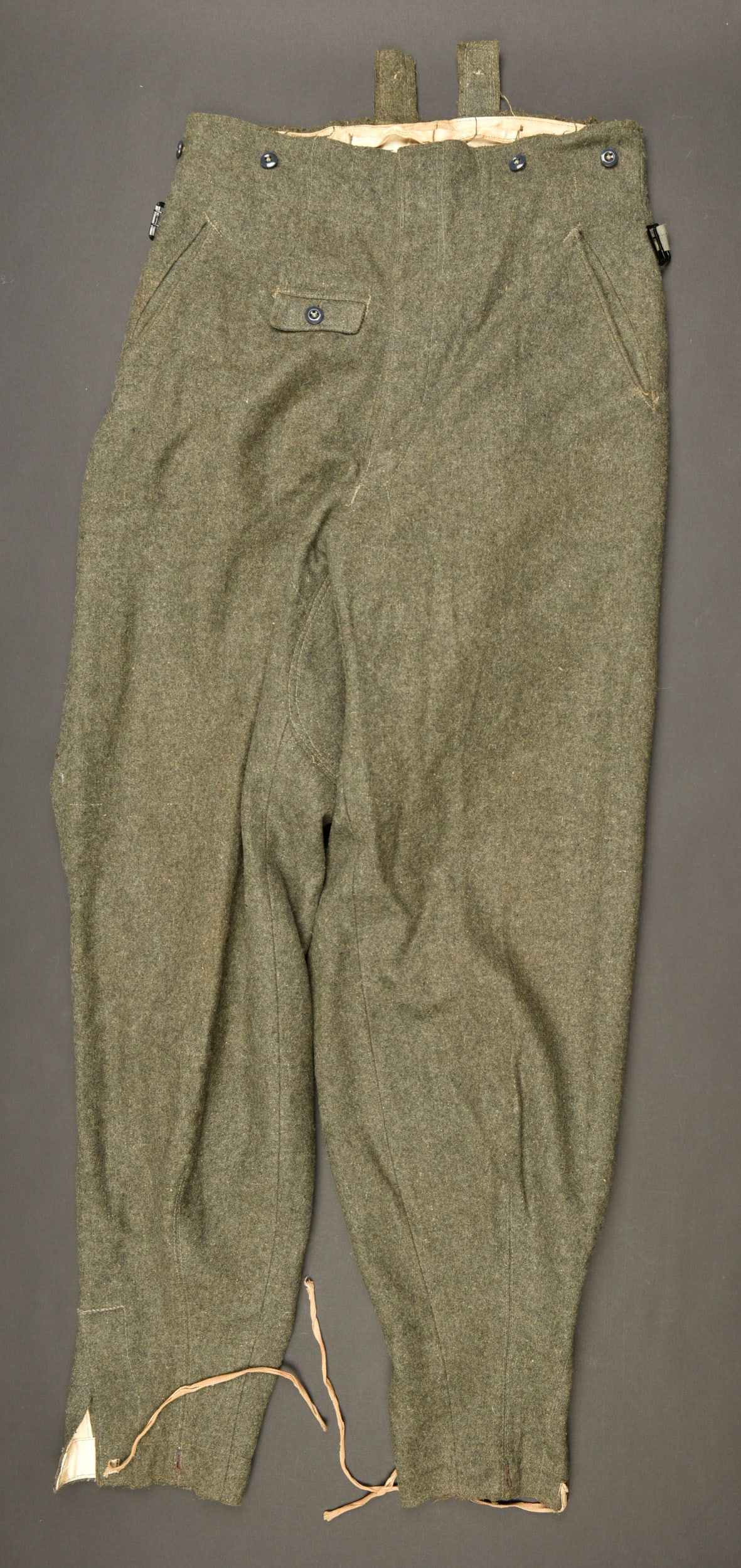 Pantalon M-43. M-43 trousers.: Pantalon M-43. En epais drap Feldgrau. Tous les boutons sont presents. Renforts en fort drap Feldgrau au niveau de l entrejambe. Martingales complete et en couleur d origine. Les lacets au bas des jam