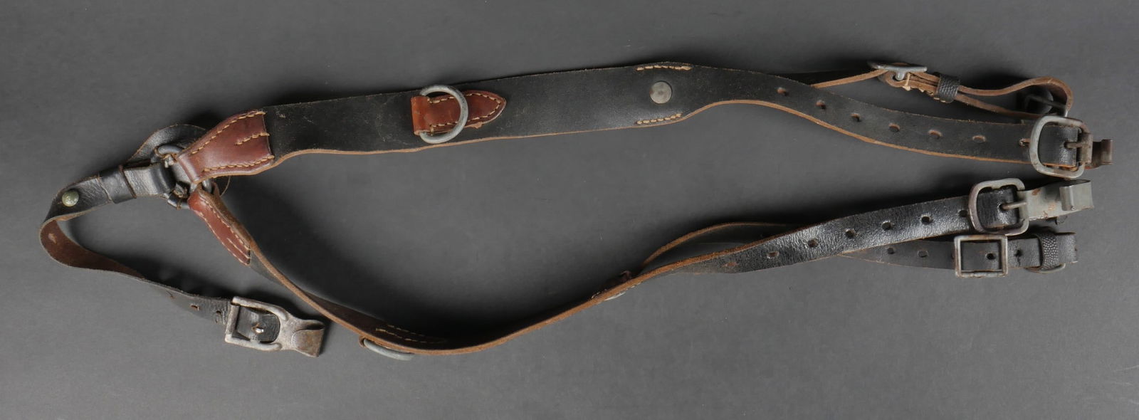 Brelage lourd.: Brelage lourd. En cuir noir. Toutes les pieces metalliques sont presentes. Sans marquages visibles. Cuir souple. A noter une certaine usure et patine de la piece. Etat II+. Heavy brelage. In black lea