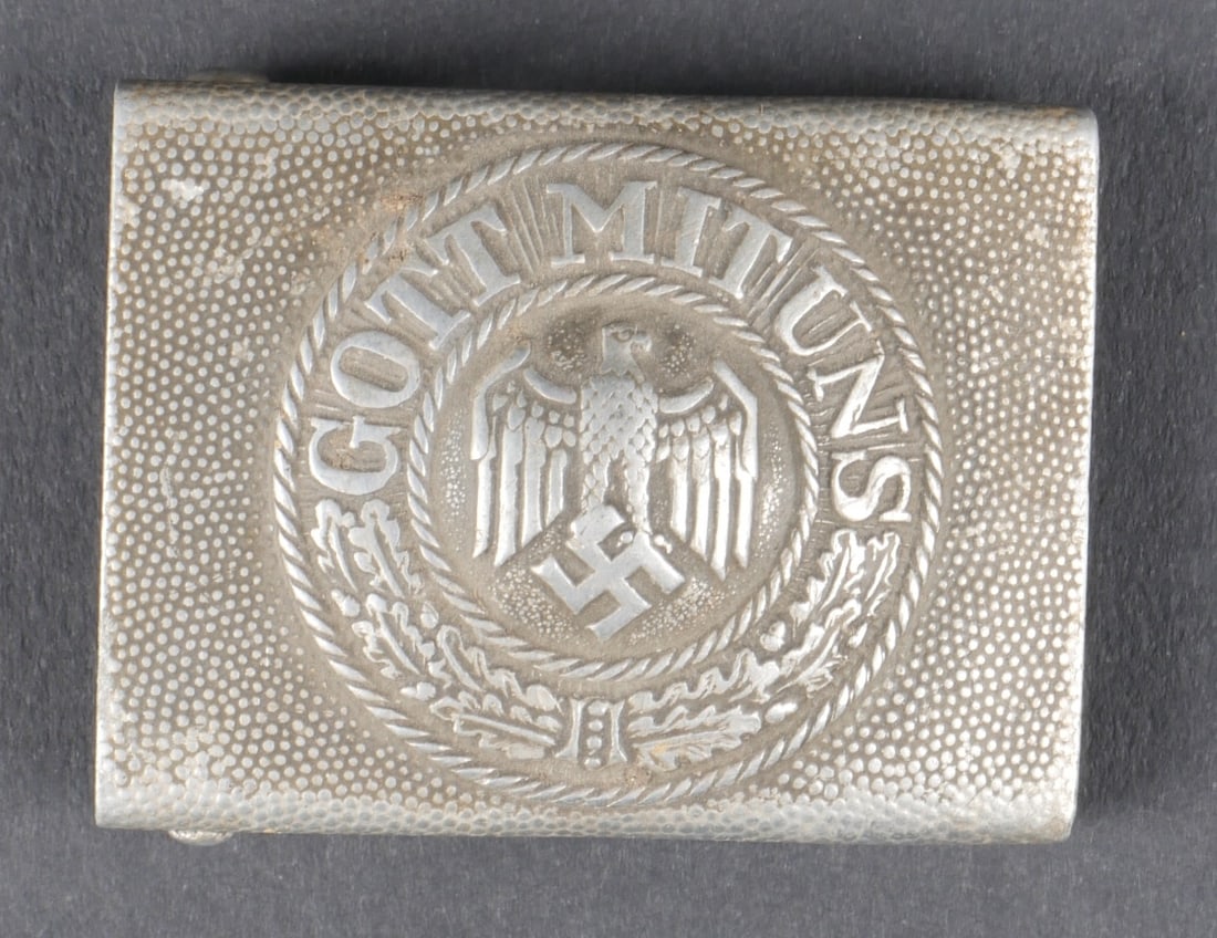 Boucle de ceinturon Heer. Heer belt buckle.: Boucle de ceinturon de la Heer. En aluminium, boucle a deux ardillons complete. Les marquages sont illisibles. A noter une certaine usure et patine de la piece. Etat II+. Heer belt buckle. Aluminum, c