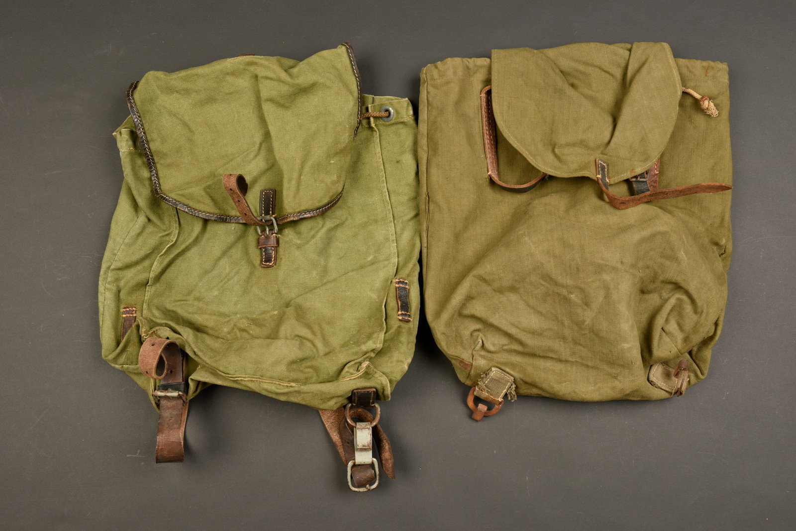 Sacs d allegement allemand. German lightening bags.: Sacs d allegements allemand. Comprenant un sac en forte toile Feldgrau et cuir noir. La sangle de fermeture est presente. Les deux sangles en cuir avant sont presentes. Le cordon de serrage est presen