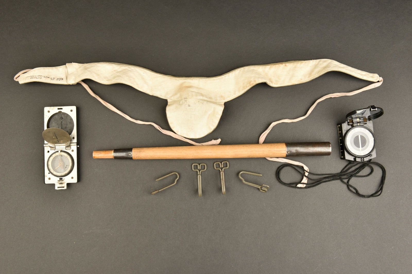 Boussoles allemande. German compasses.: Boussoles allemande. Comprenant une boussole en bakelite noir, fonctionnelle, tres usee, marquee Marsch Kompass. Une boussole en metal et bakelite, fonctionnelle, avec son cordon. Un element medical,