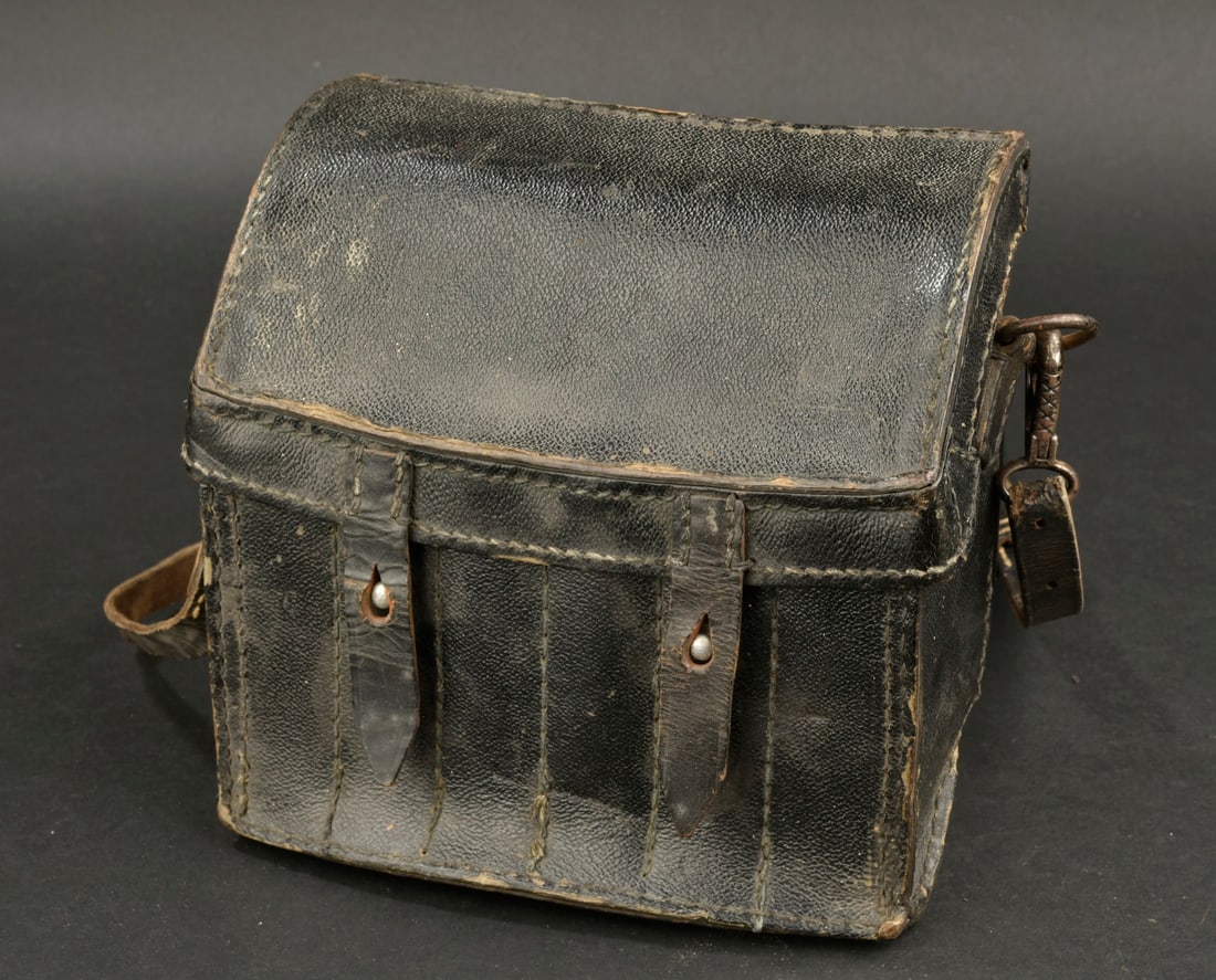 Housse pour munitions de lance fusee. Rocket launcher ammunition case.: Housse pour munitions de lance fusee. En epais cuir noir. Les deux sangles de fermeture sont presentes. Un manque sur un cote de la housse. Toutes les sangles sont presentes, y compris la sangle de tr