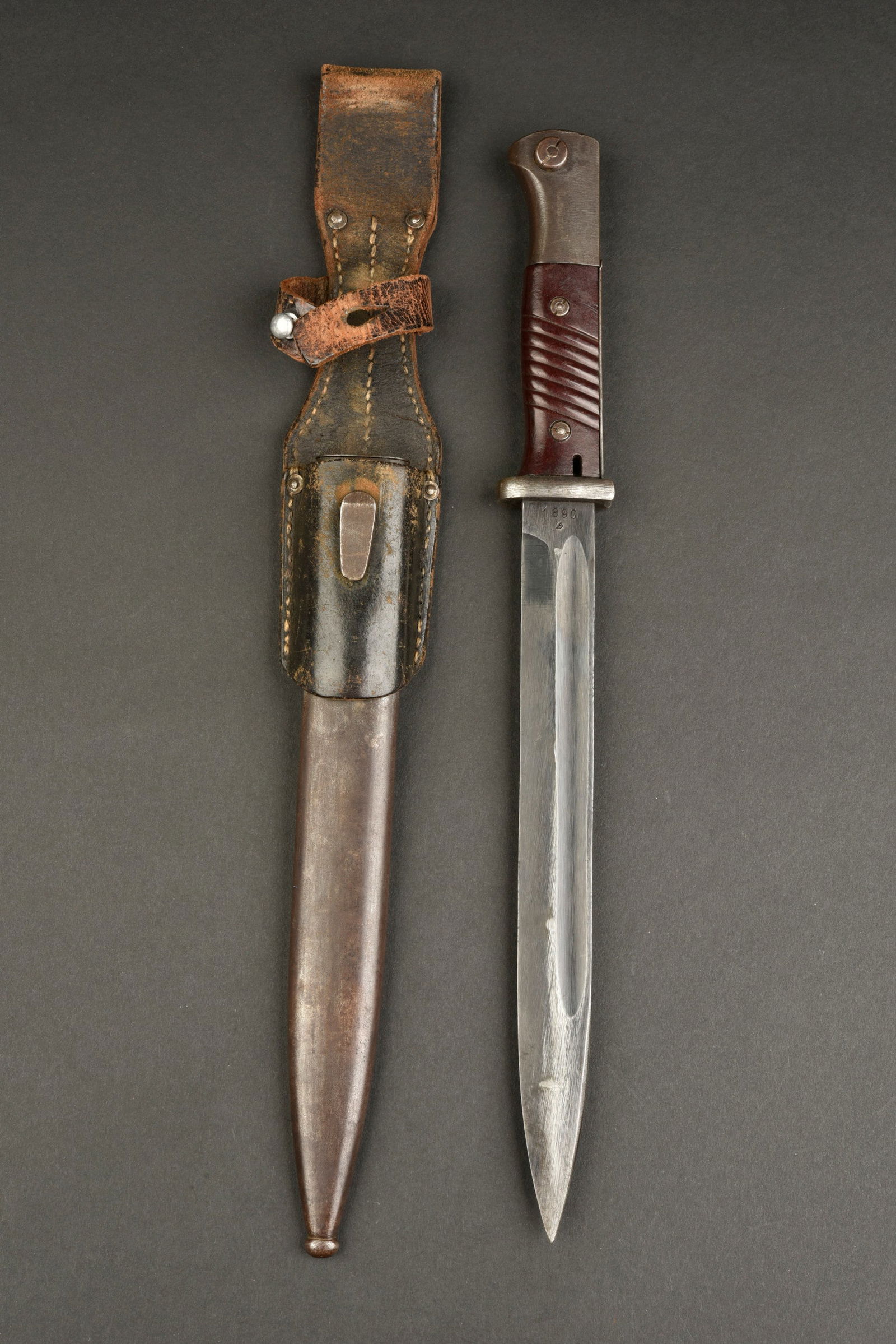 Baionnette 98K. Mauser 98 k bayonet.: Baionnette de Mauser 98K. Garniture en metal, en couleur d origine a 80%. Quelques traces d oxydation. Plaquettes en bakelite marron. Lame dans sa couleur d origine a 85%. Fabrication 43FFC, numero 18