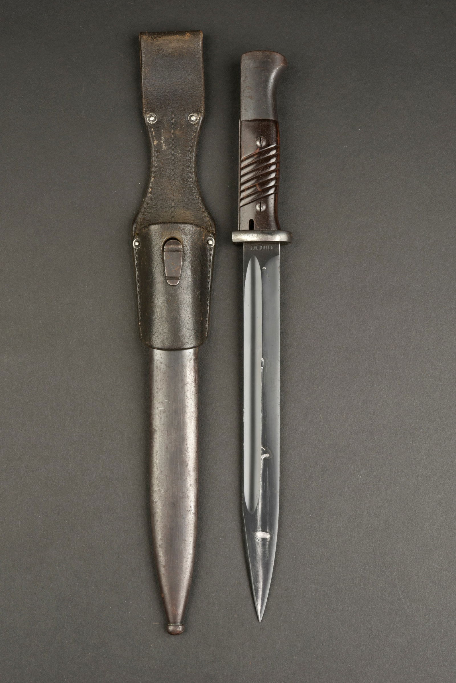 Baionnette 98K. Mauser 98 k bayonet.: Baionnette de Mauser 98K. Garniture en metal, en couleur d origine a 80%. Quelques traces d oxydation. Plaquettes en bakelite noire. Lame dans sa couleur d origine a 90%. Fabrication F W Holler, numer