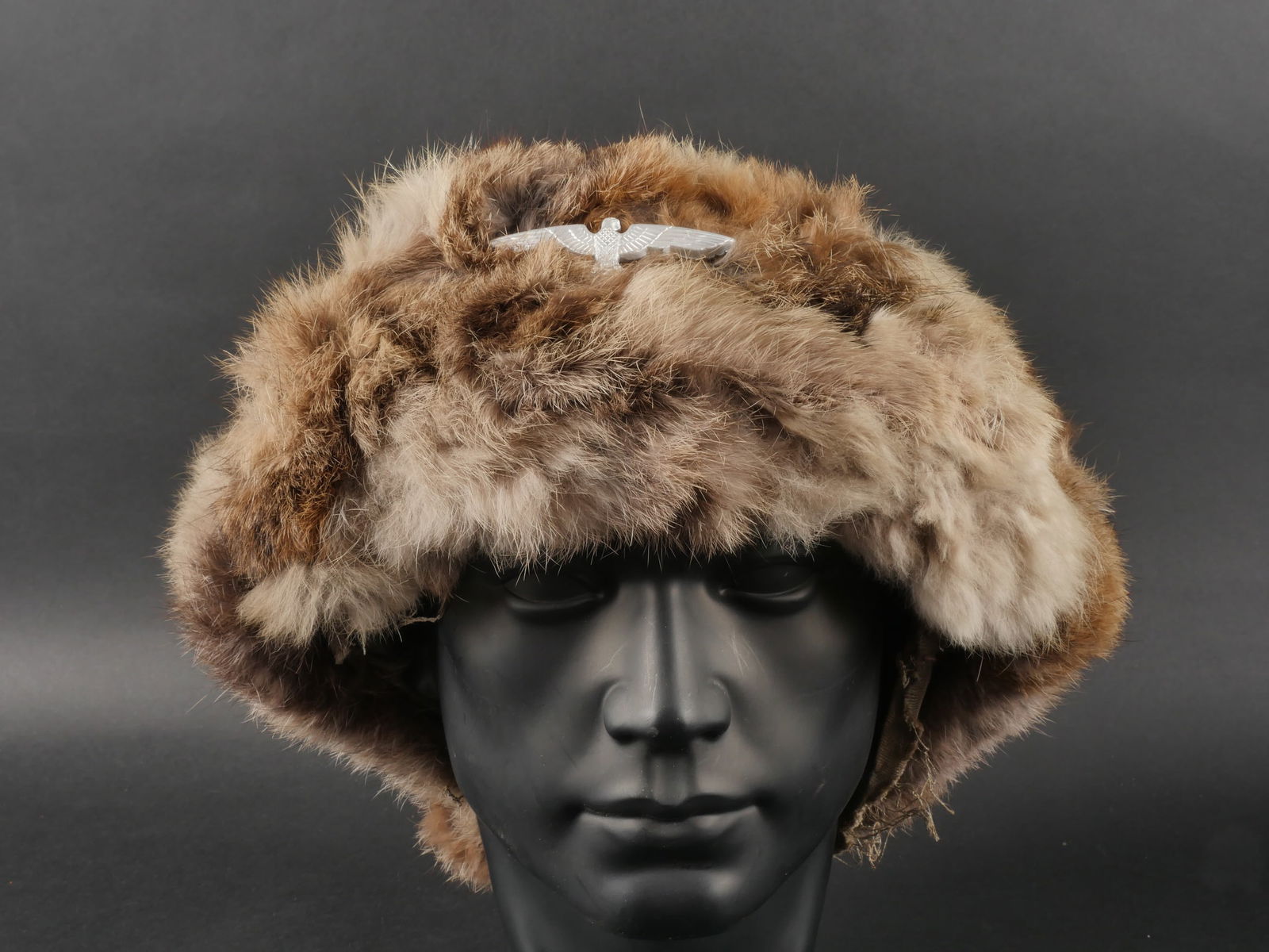 Bonnet hivernal de la heer. German winter cap.: Bonnet hivernal de la Heer. En peau de lapin et tissu gris. Une partie des coutures interne ont ete recollees. Les rabats sont presents, ainsi que les deux cordelettes de maintien. Aigle de la heer en
