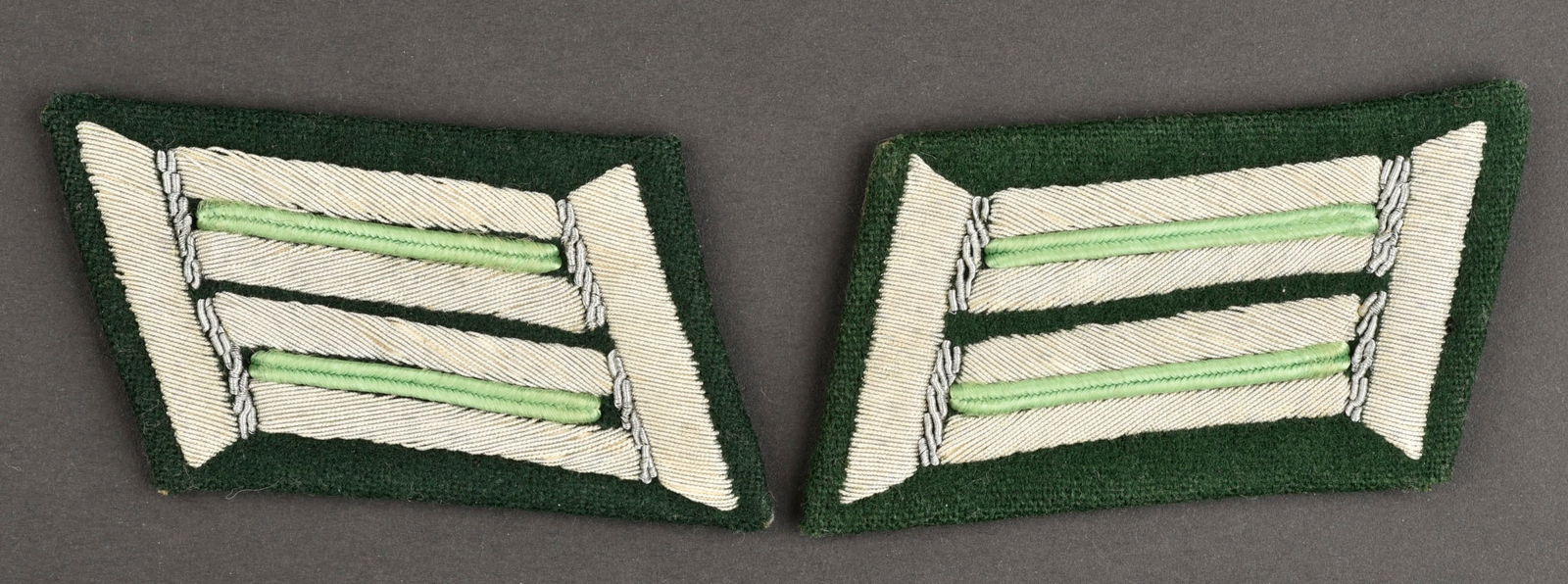 Pattes de col Gebirgsjager.: Pattes de col d officier Gebirgsjager. Paire homogene d officier. Lisere vert des unites de montagne. Traces de colle au dos. A noter une certaine usure et patine de la piece. Etat II+. Gebirgsjager o