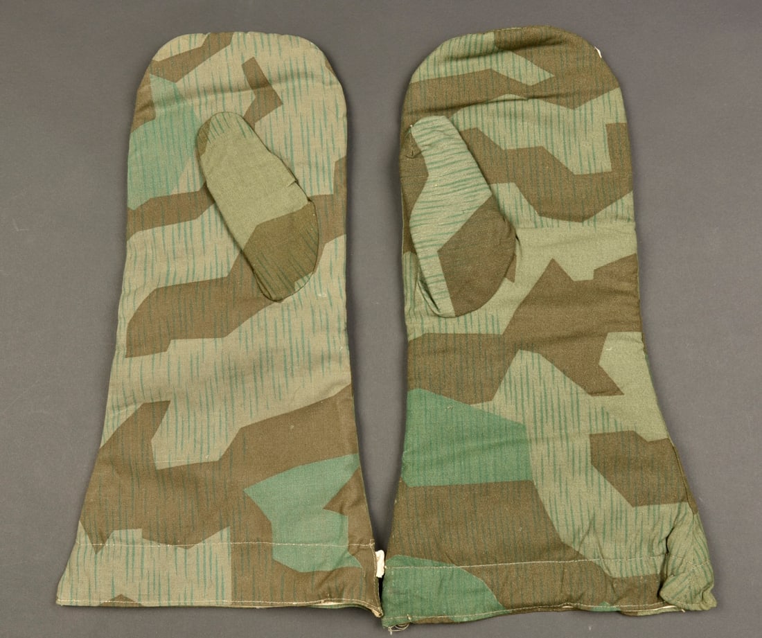 Moufles camouflee. German camouflaged gloves.: Moufles camouflees. Paire homogene en tissu camoufle eclat, reversible blanc. Couleurs tres vives. Fabrication RBNr 0/0390/0324. Les sangles de serrage sont presentes. A noter une certaine usure et pa