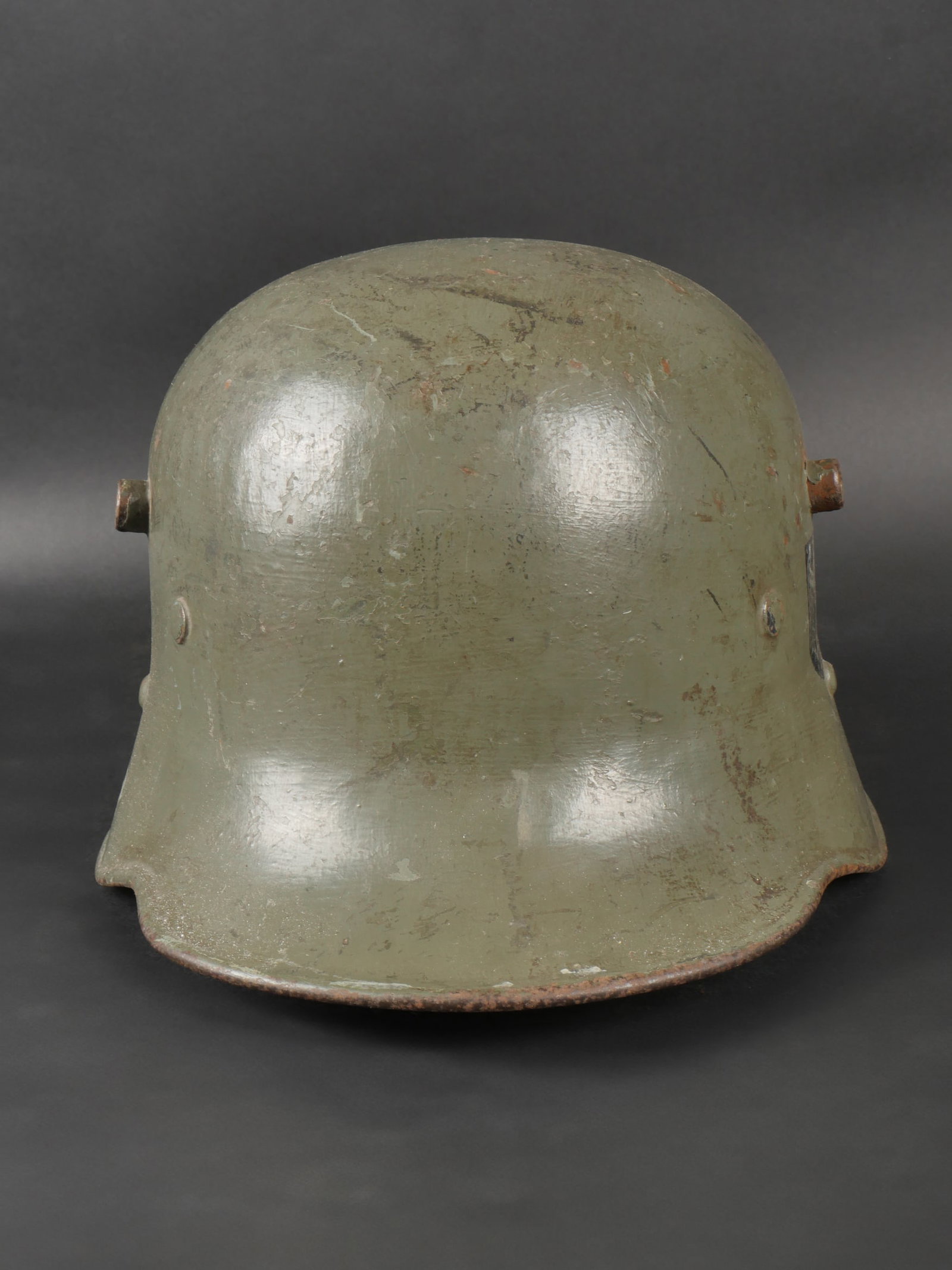 Casque allemand. German helmet.: Casque allemand reconditionne WWI. Belle coque de la premiere guerre mondiale. Peinture vert pomme reconditionnee, a 80%. Bel aigle allemand ET/CKL appose lors du reconditionnement. Cerclage en metal.