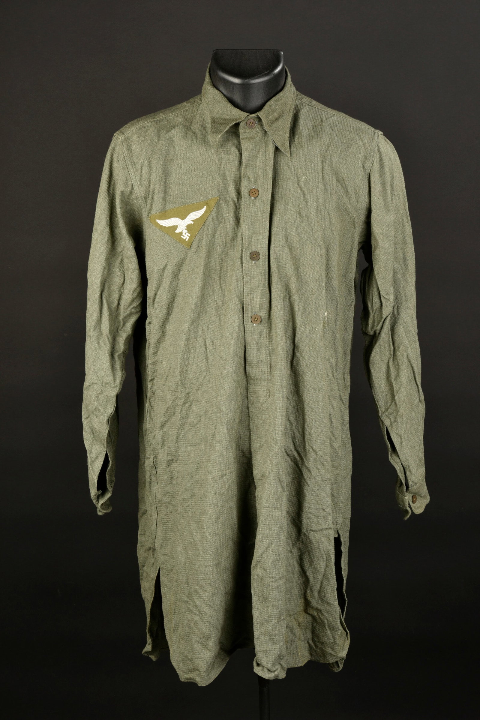 Chemise allemande. German shirt.: Chemise allemande. En tissu coton type aertex Feldgrau. Tous les boutons cartonnes sont presents. Marquages dans le col ABAG 0/1200/695 37-38 II. A noter une certaine usure et patine de la piece. Etat